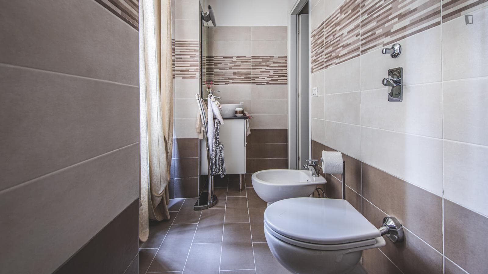 Neat and cosy single bedroom in Isola photo 1