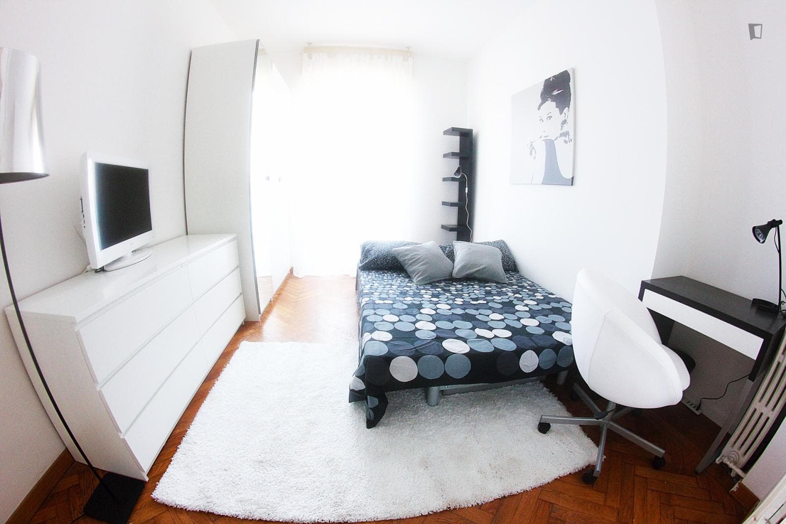 Restful double bedroom near the Reppublica metro photo 1