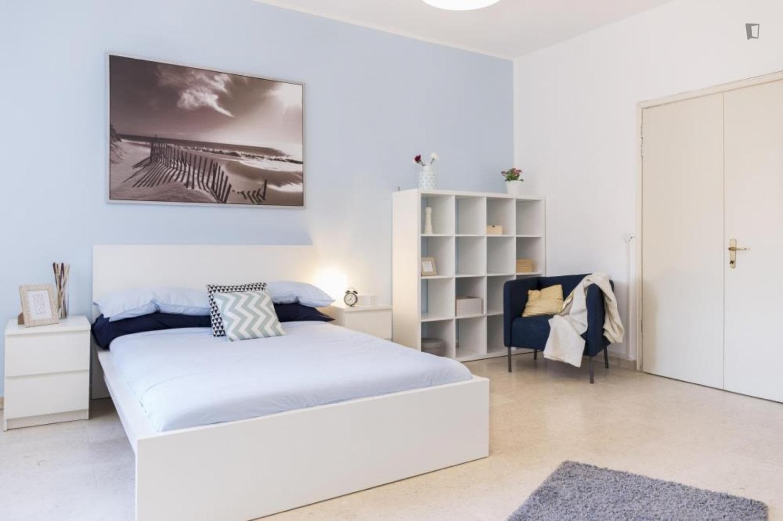 Comfy double bedroom in a 3-bedroom apartment near Via Giambellino Via Tolstoj tram stop photo 1