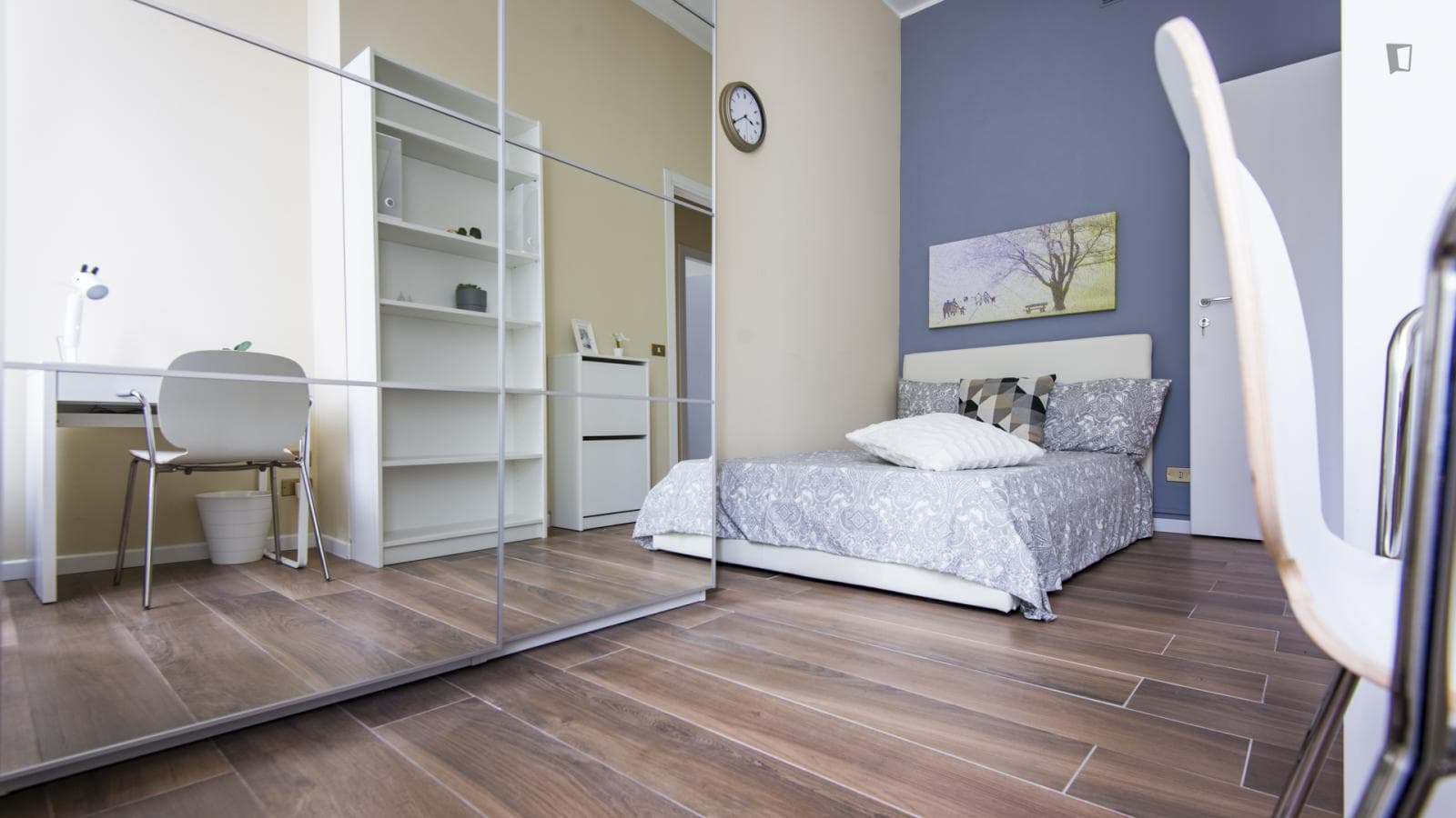 Attractive double bedroom in Isola photo 1