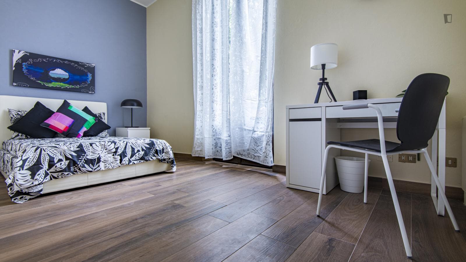 Spacious double bedroom in Isola photo 1