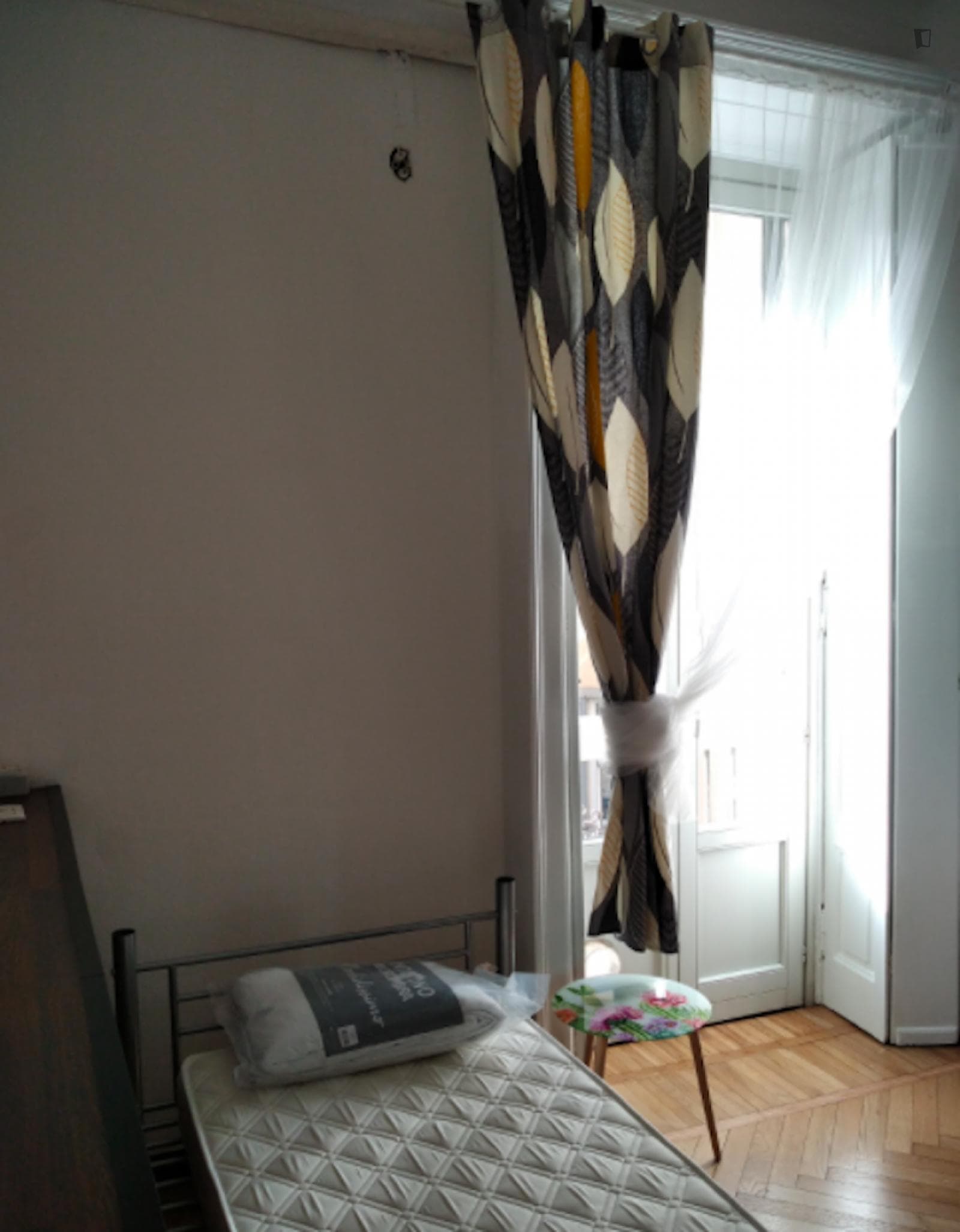 Single bedroom in a 5-bedroom apartment near Loreto M1-M2 metro station photo 1