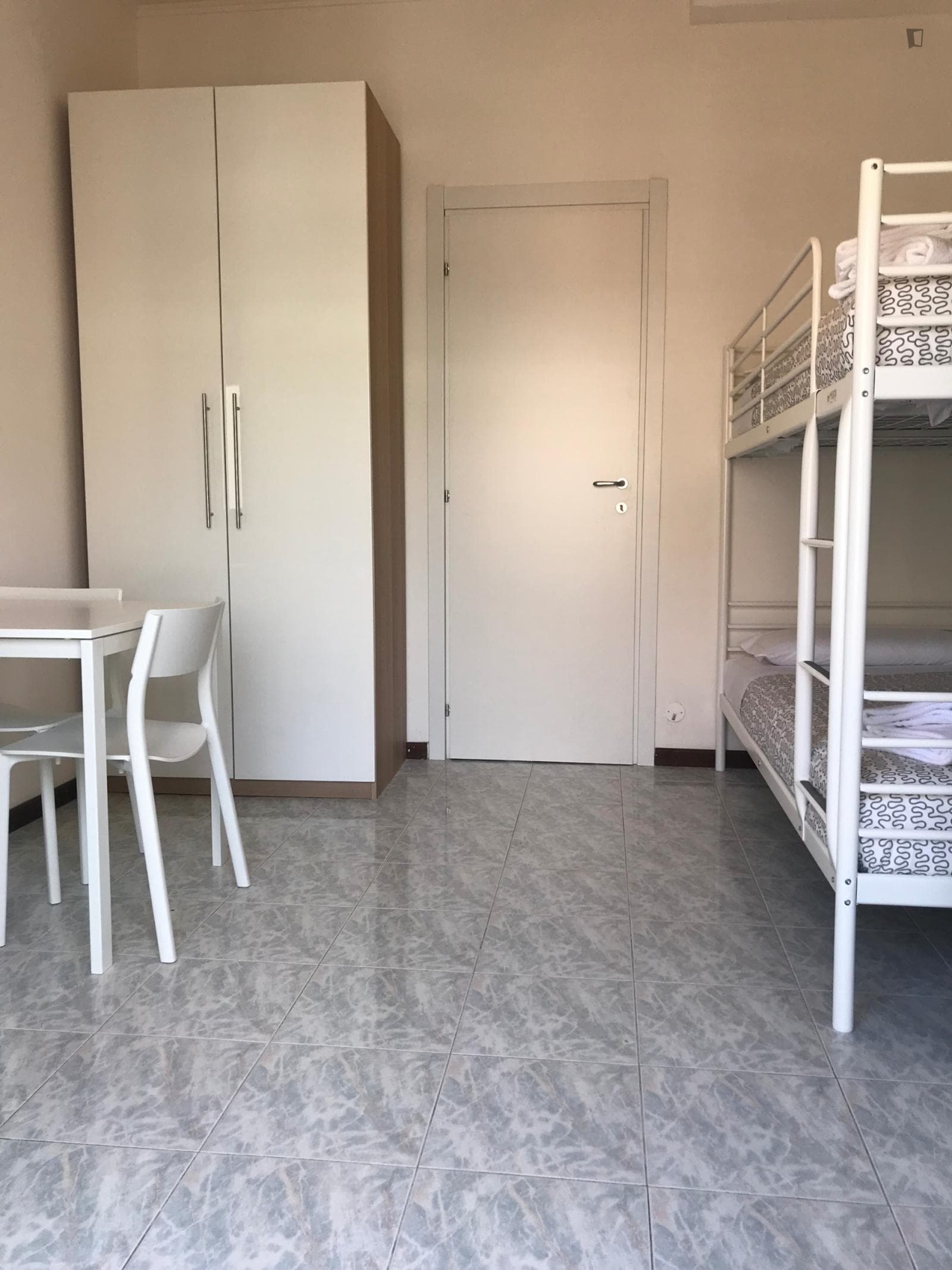 Room with bunk bed and private kitchen in 3-bedrooms apartment photo 1