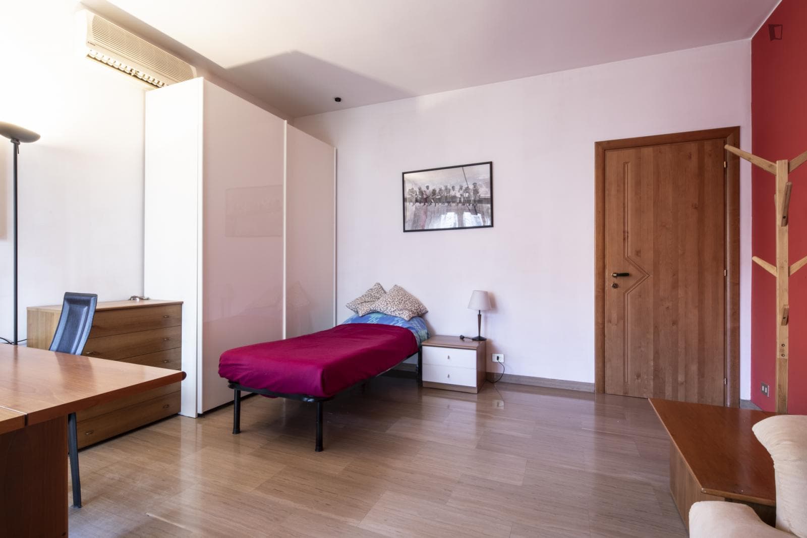Bright bedroom close to Gerusalemme metro station photo 1