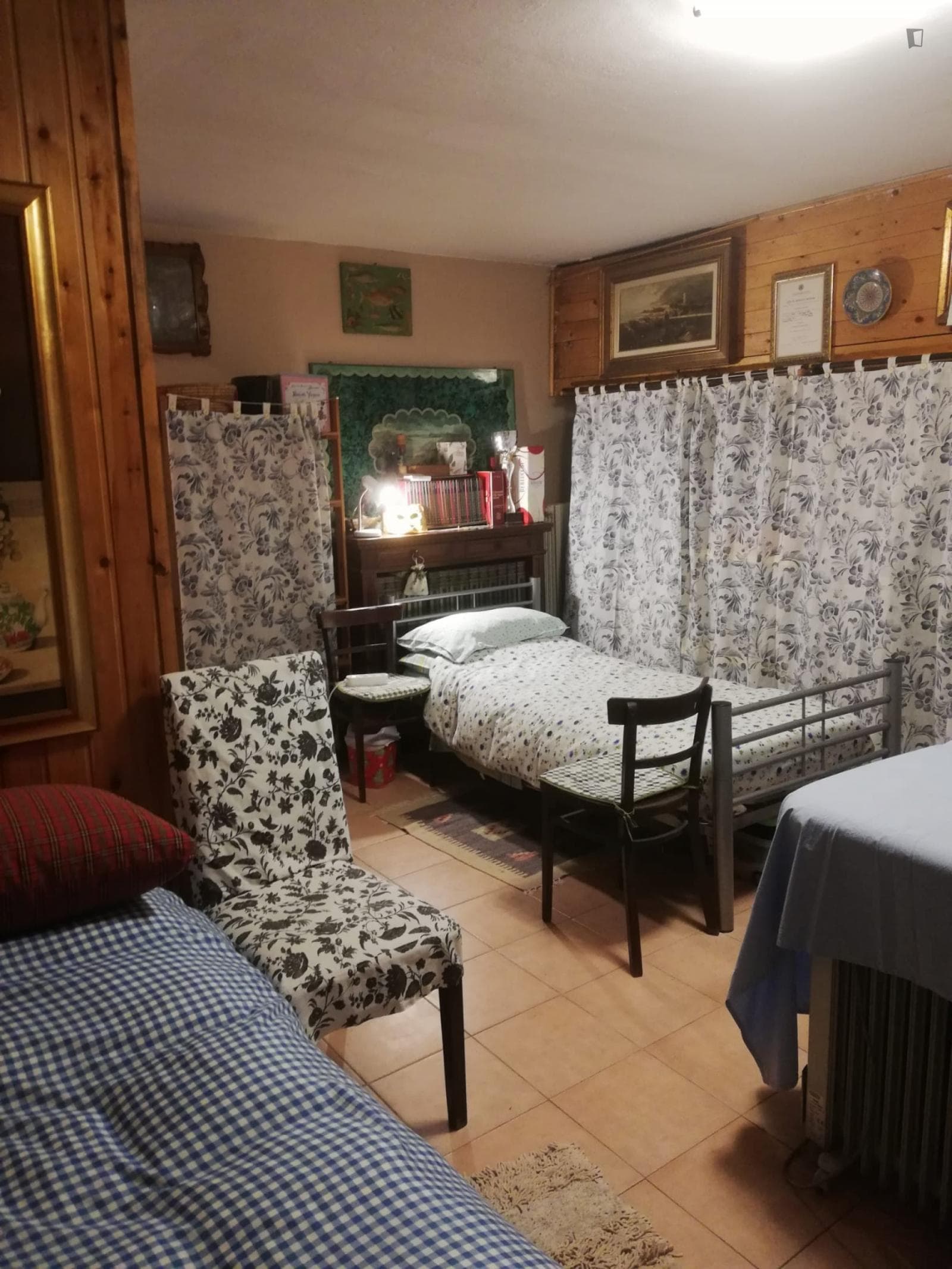 Single bed in a twin bedroom (taverna) photo 1
