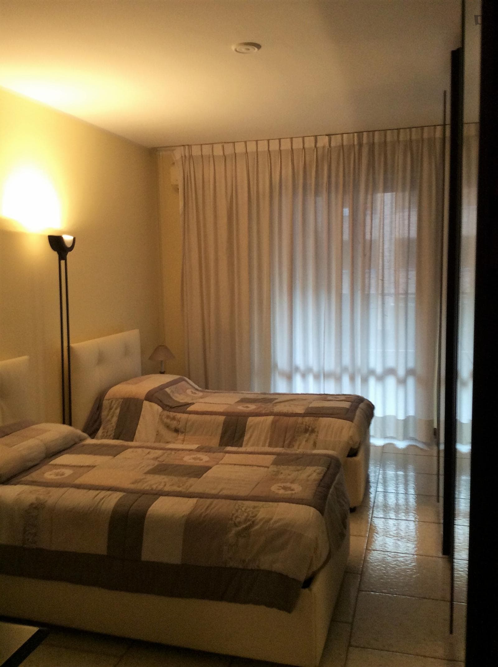 Twin bedroom in a comfortable apartment photo 1