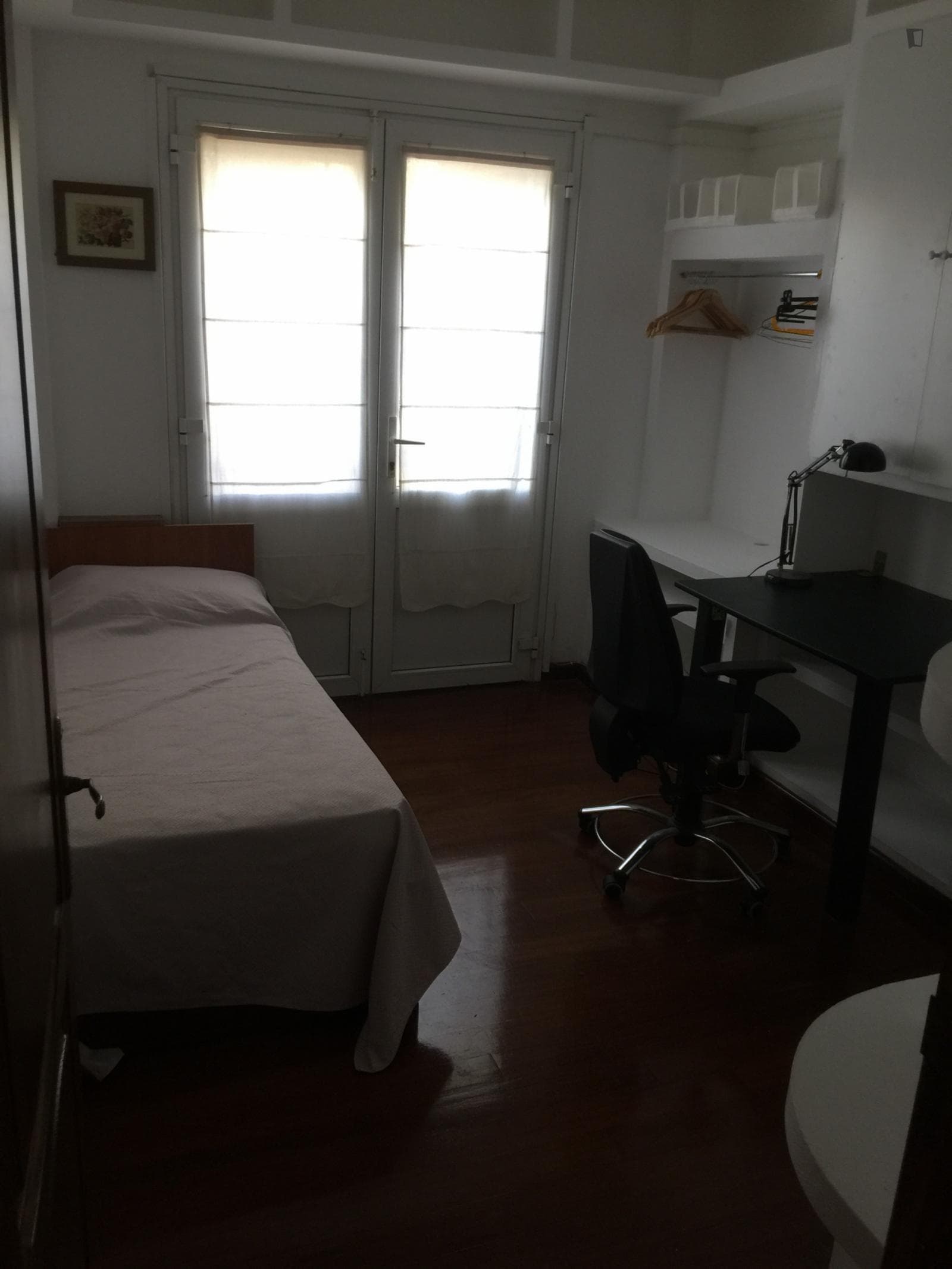 Single bedroom, with balcony, in 6-bedroom house photo 1