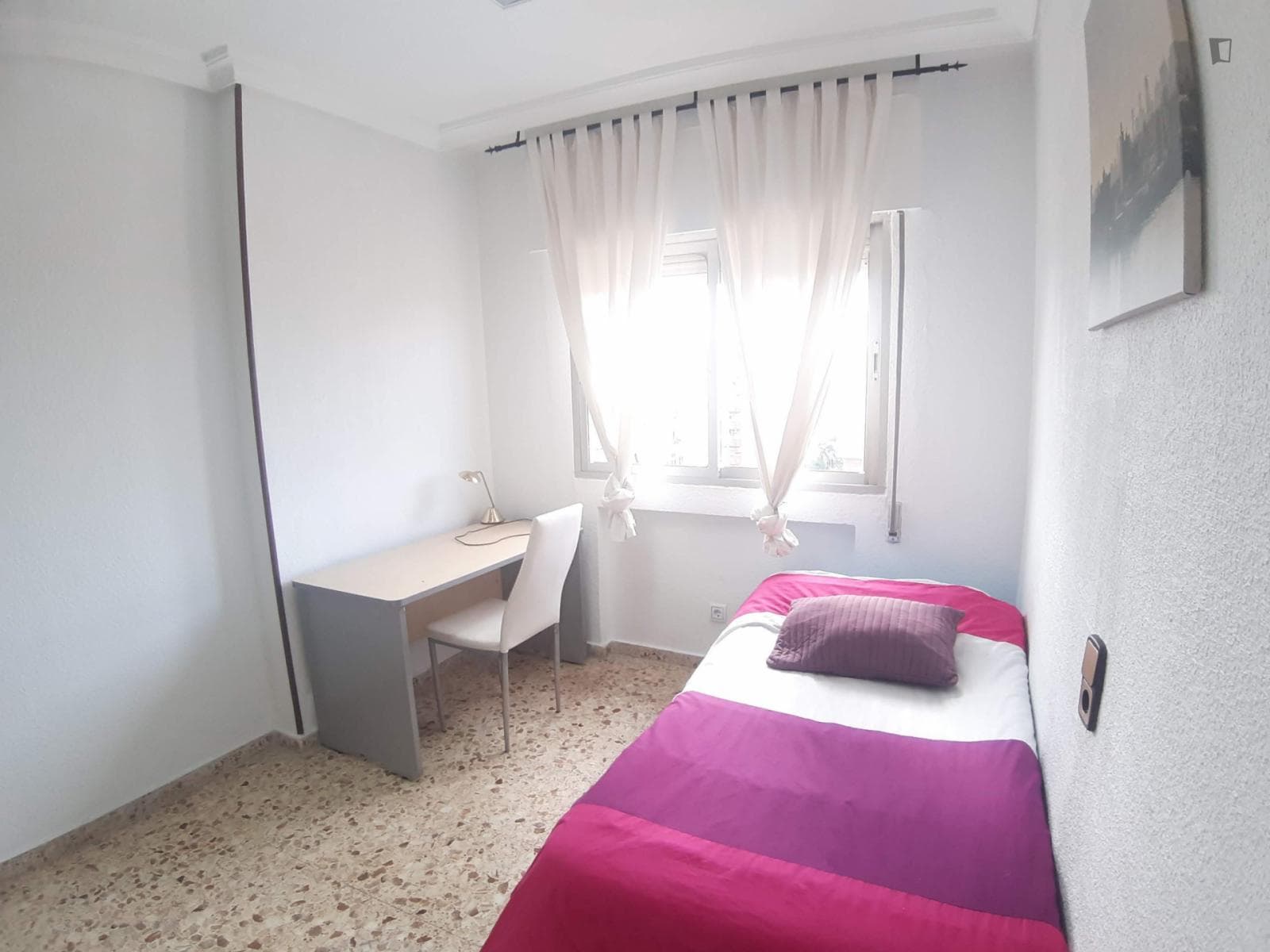 Spacious single bedroom in a student flat, near Hospital Universitario Reina Sofía photo 1