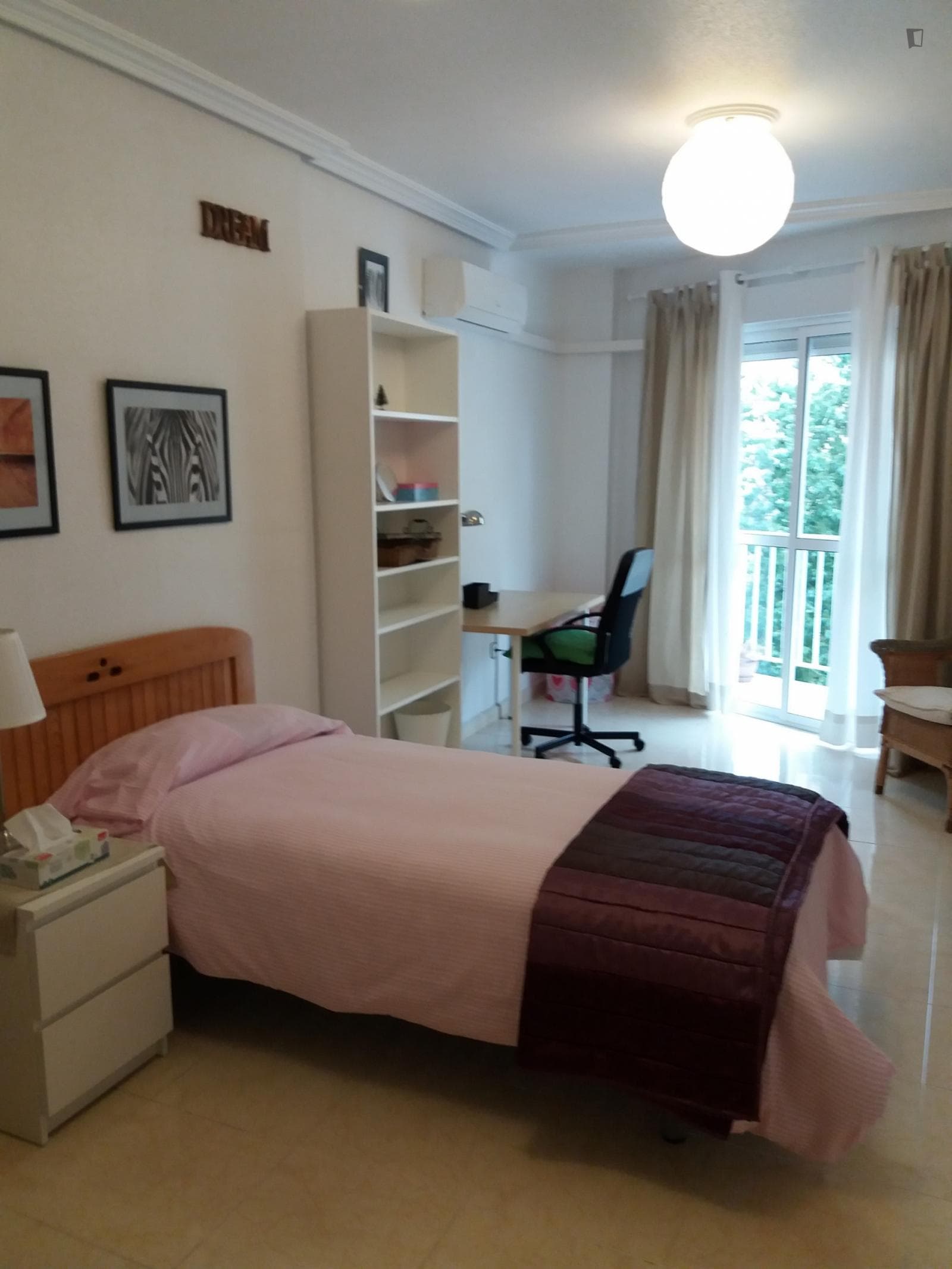 Single bedroom in a 3-bedroom apartment near Jardín De Floridablanca photo 1