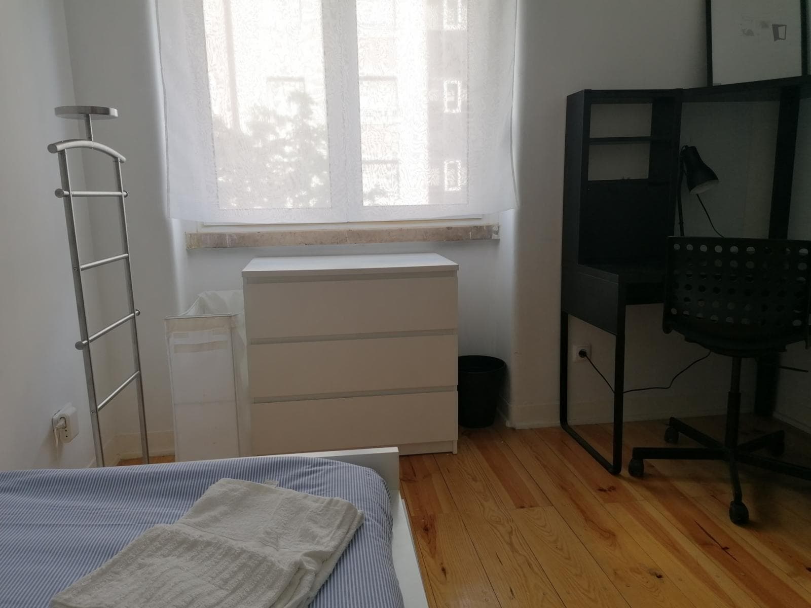 Single bedroom, with private bathroom in 5-bedroom apartment photo 1