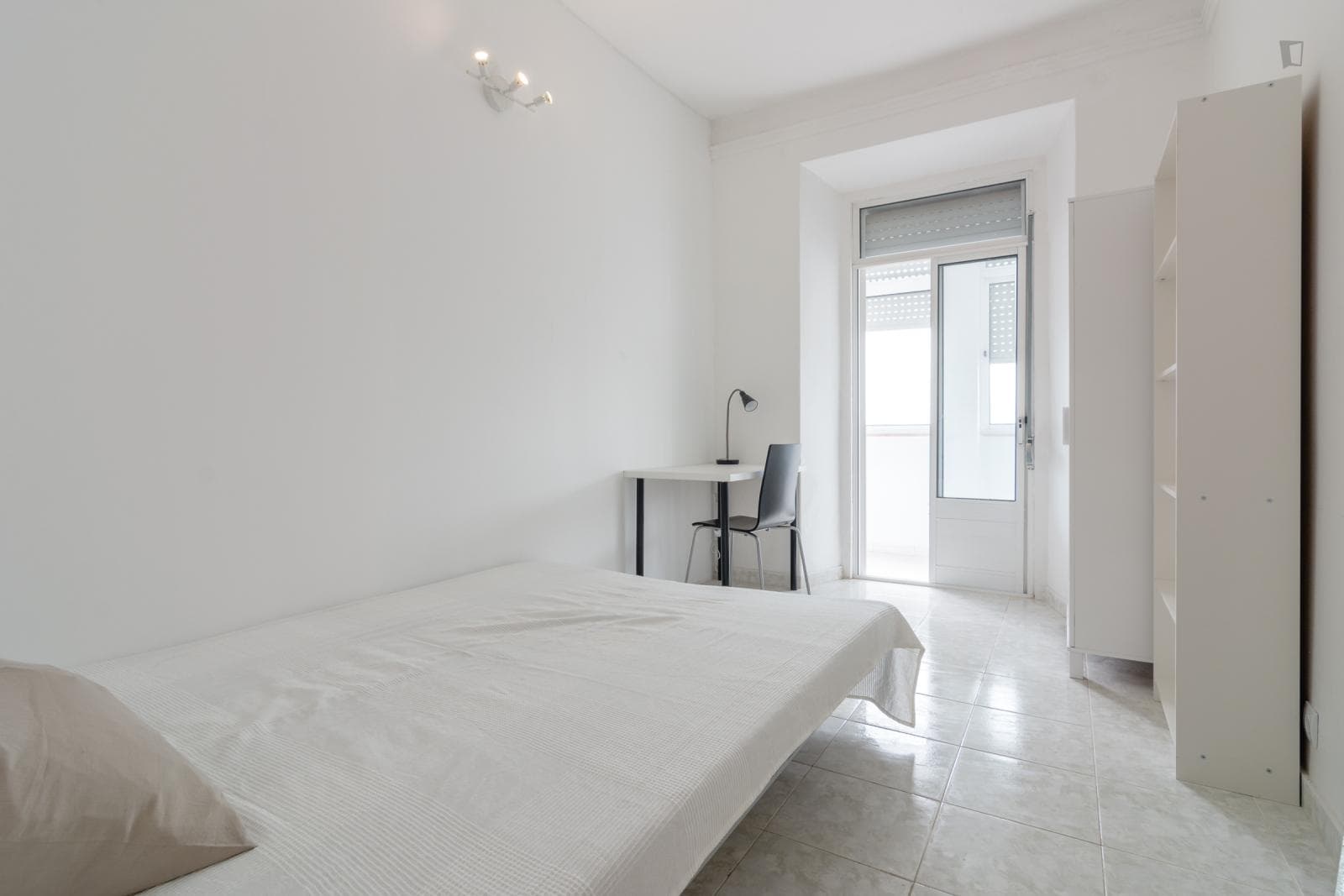 Double bedroom in a 9-bedroom flat in Arroios, near Arroios metro station photo 1