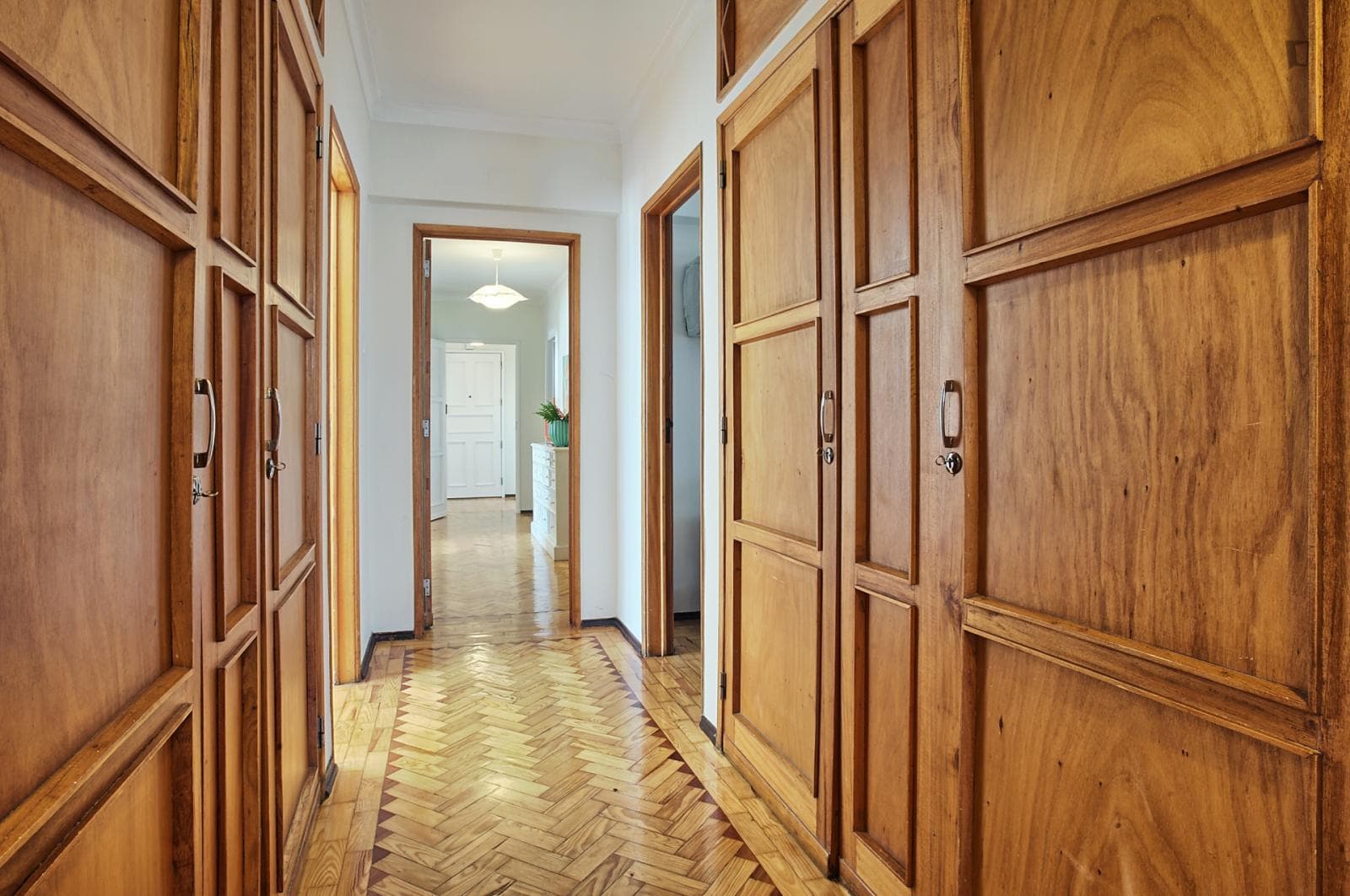 Cool 5-bedroom apartment near Santa Apolónia train station photo 1