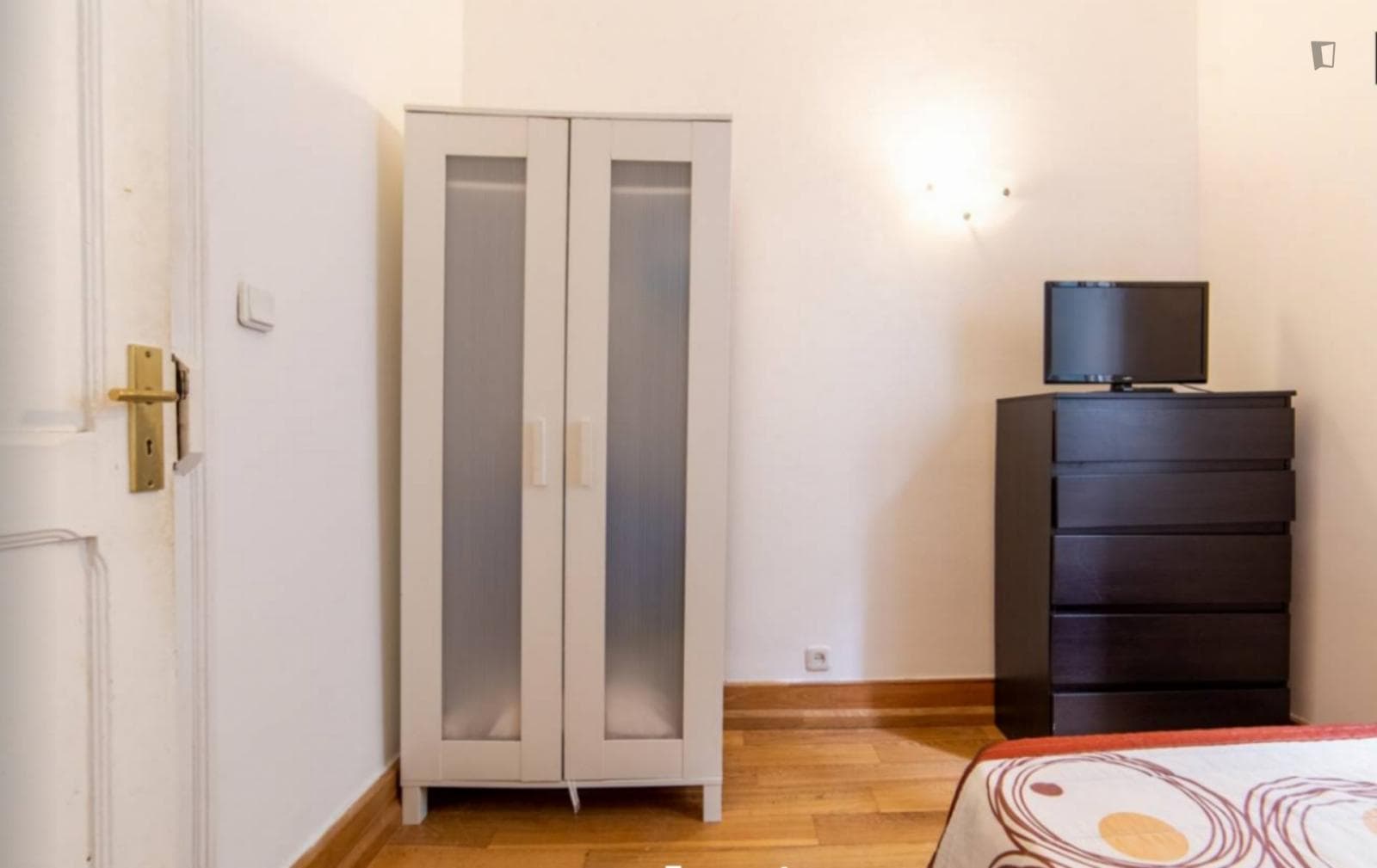 Private Room with Double bed in a 6 room apartment photo 1