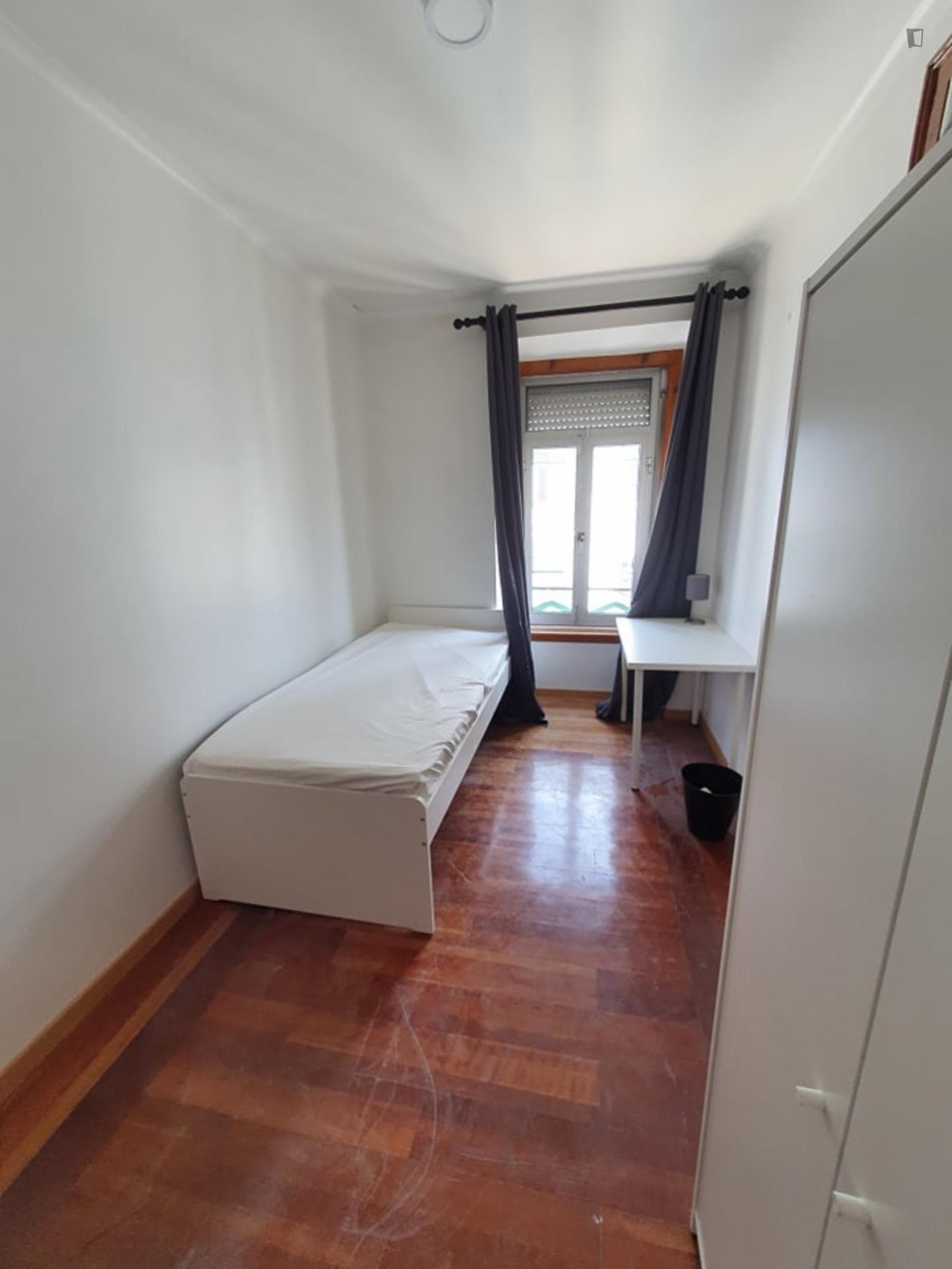 Nice single bedroom in a 5-bedroom apartment near Anjos metro station photo 1