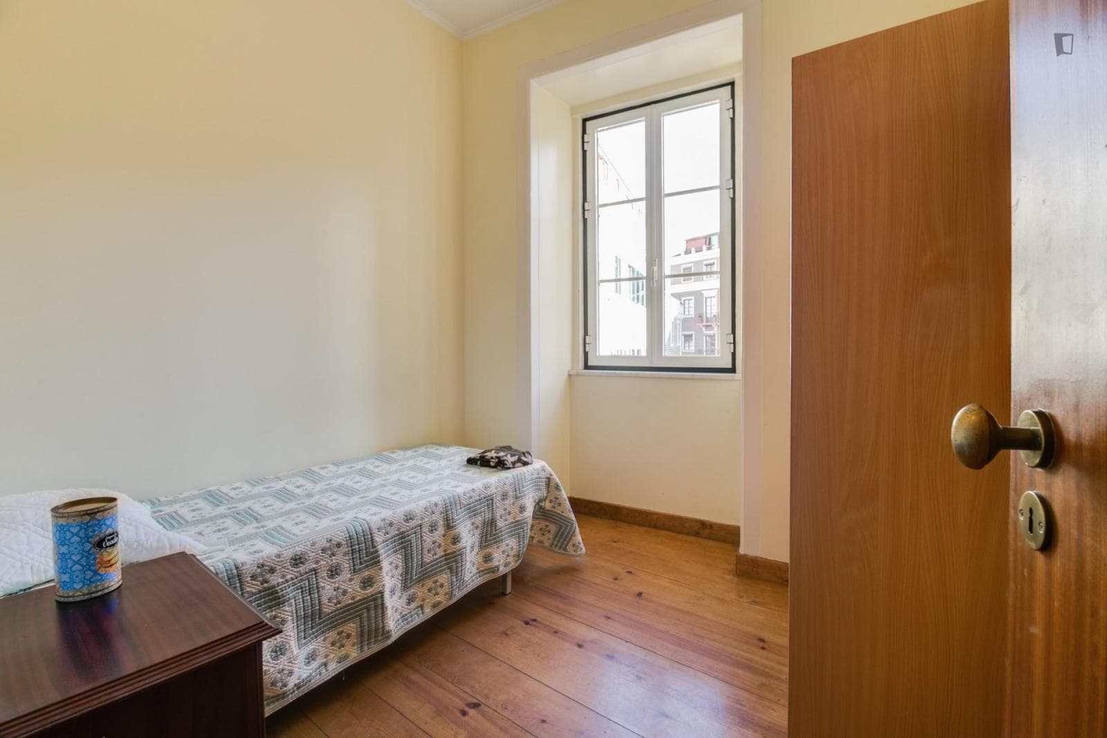 Snug single bedroom in a student flat, near ISEG photo 1
