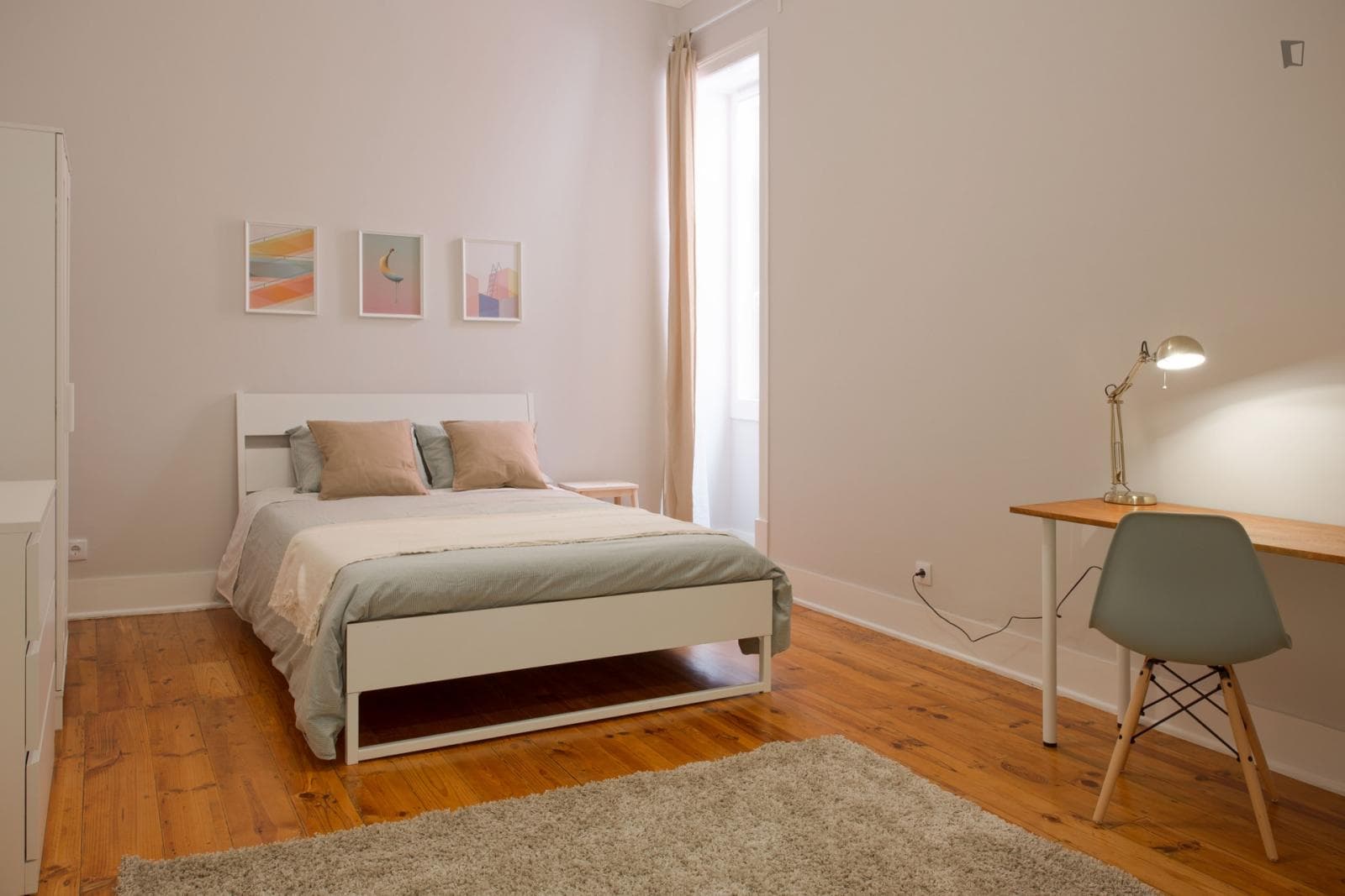 Delightful double bedroom by Alameda photo 1