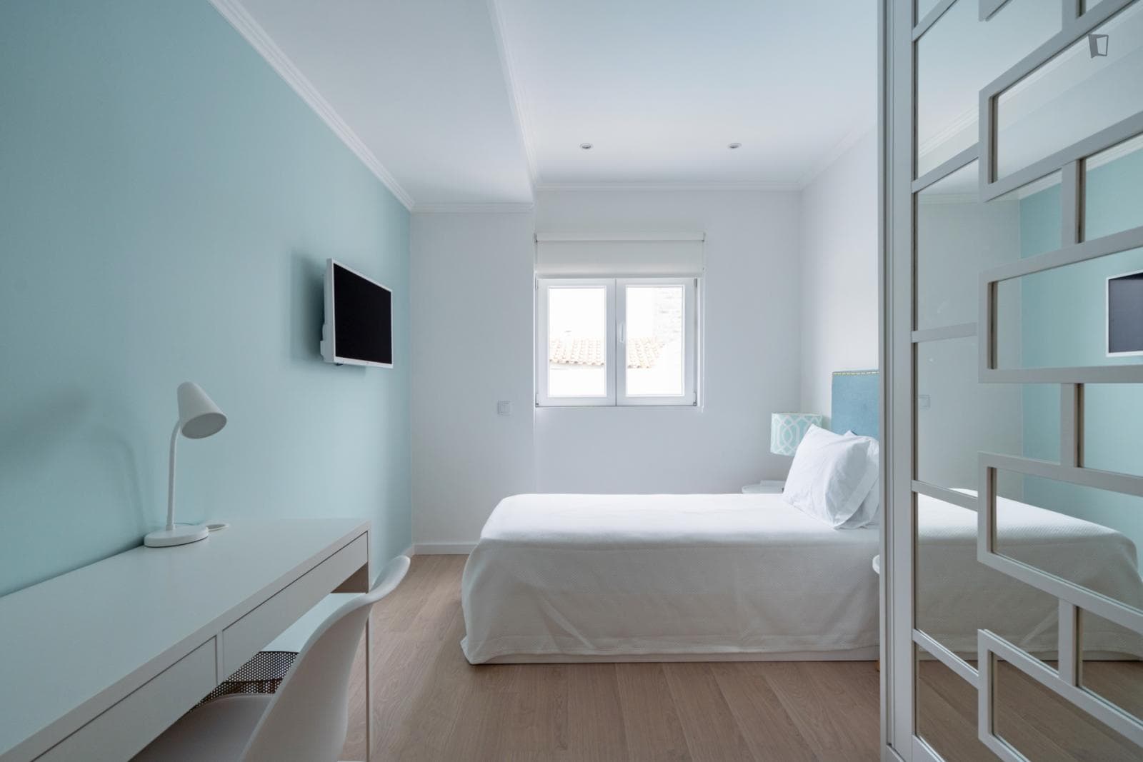 Nice single bedroom, with private bathroom, in Carcavelos photo 1