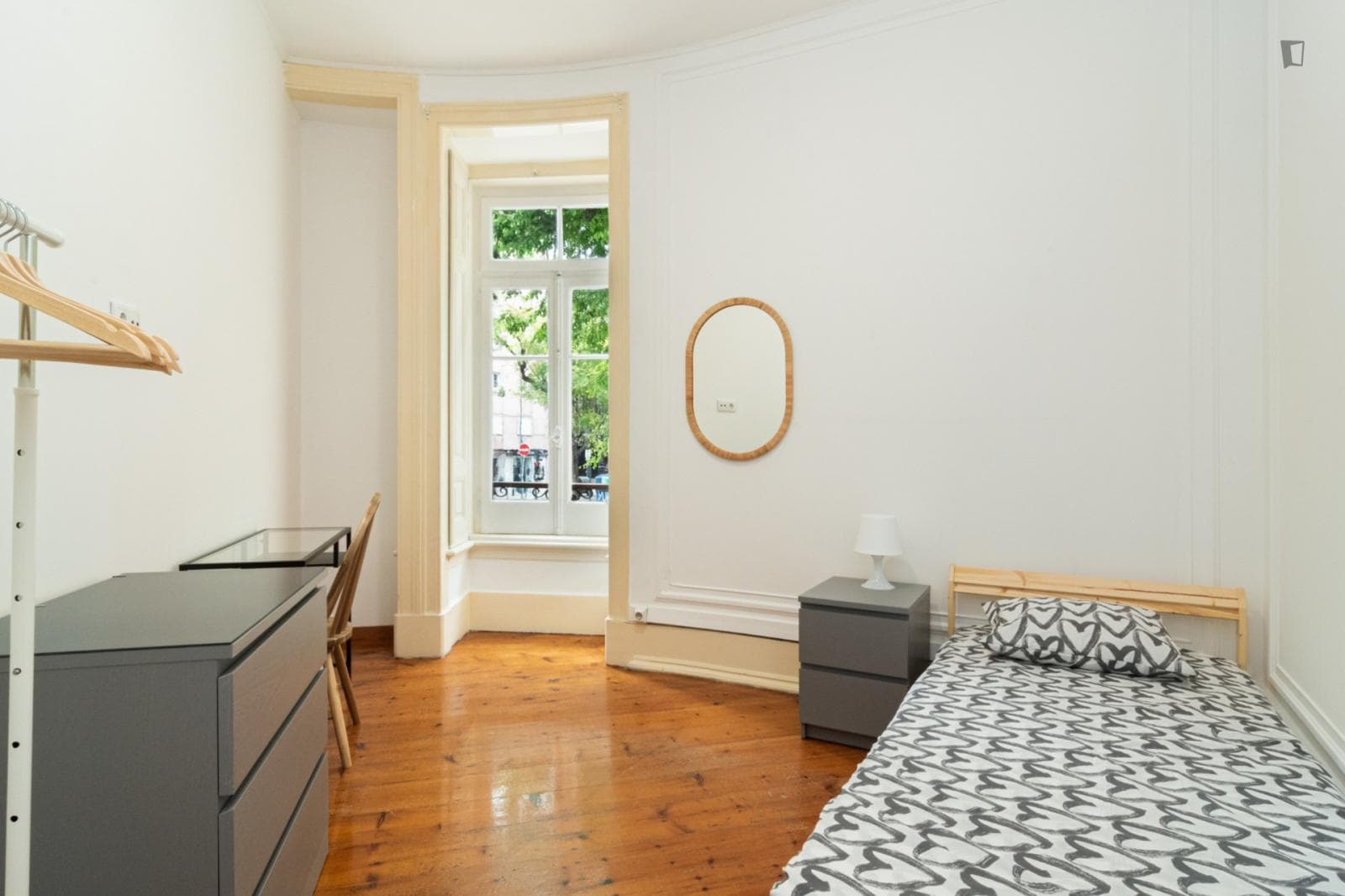Bright single bedroom in a student flat, near Instituto Superior Técnico photo 1