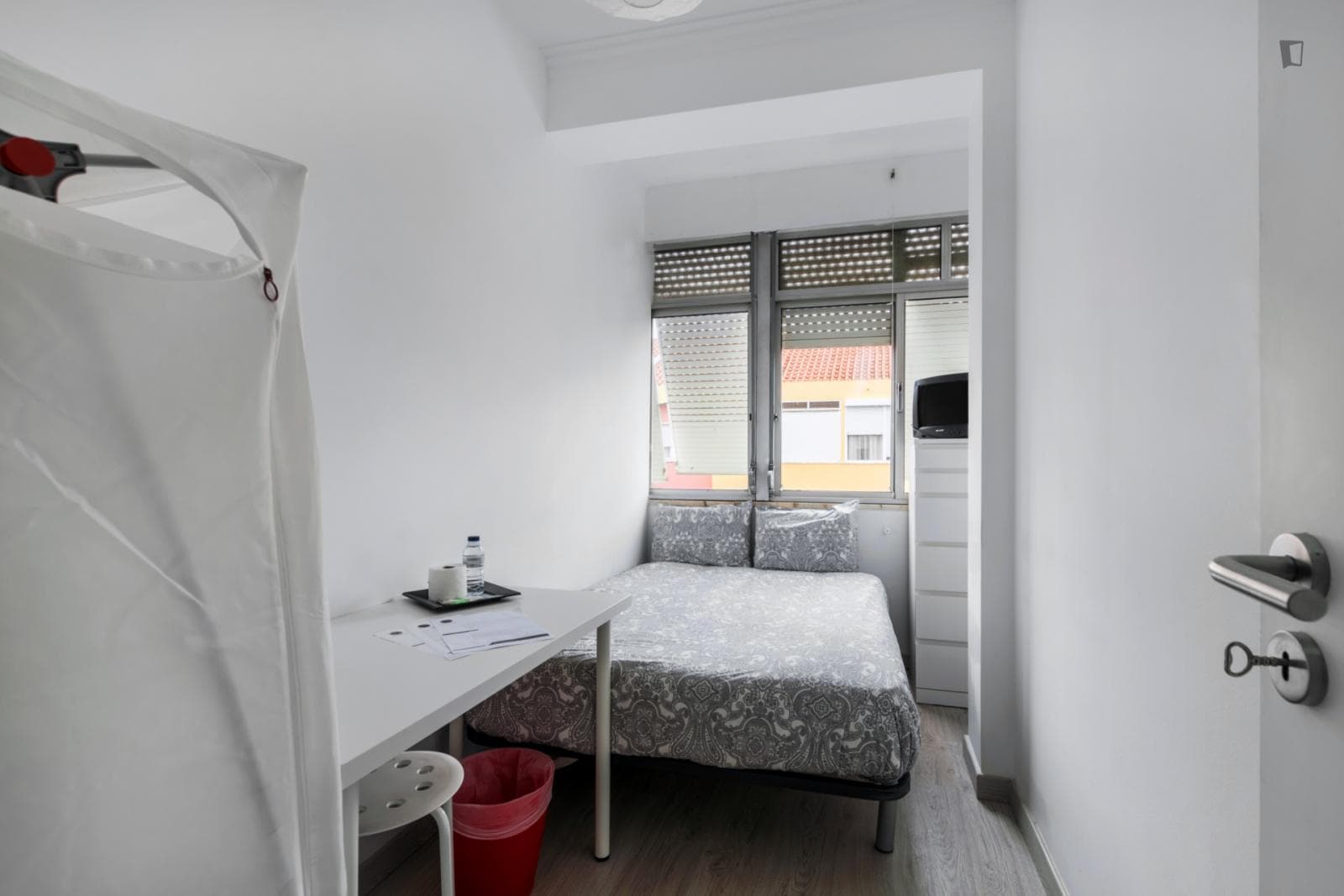 Homely double bedroom near the Amadora Este metro photo 1