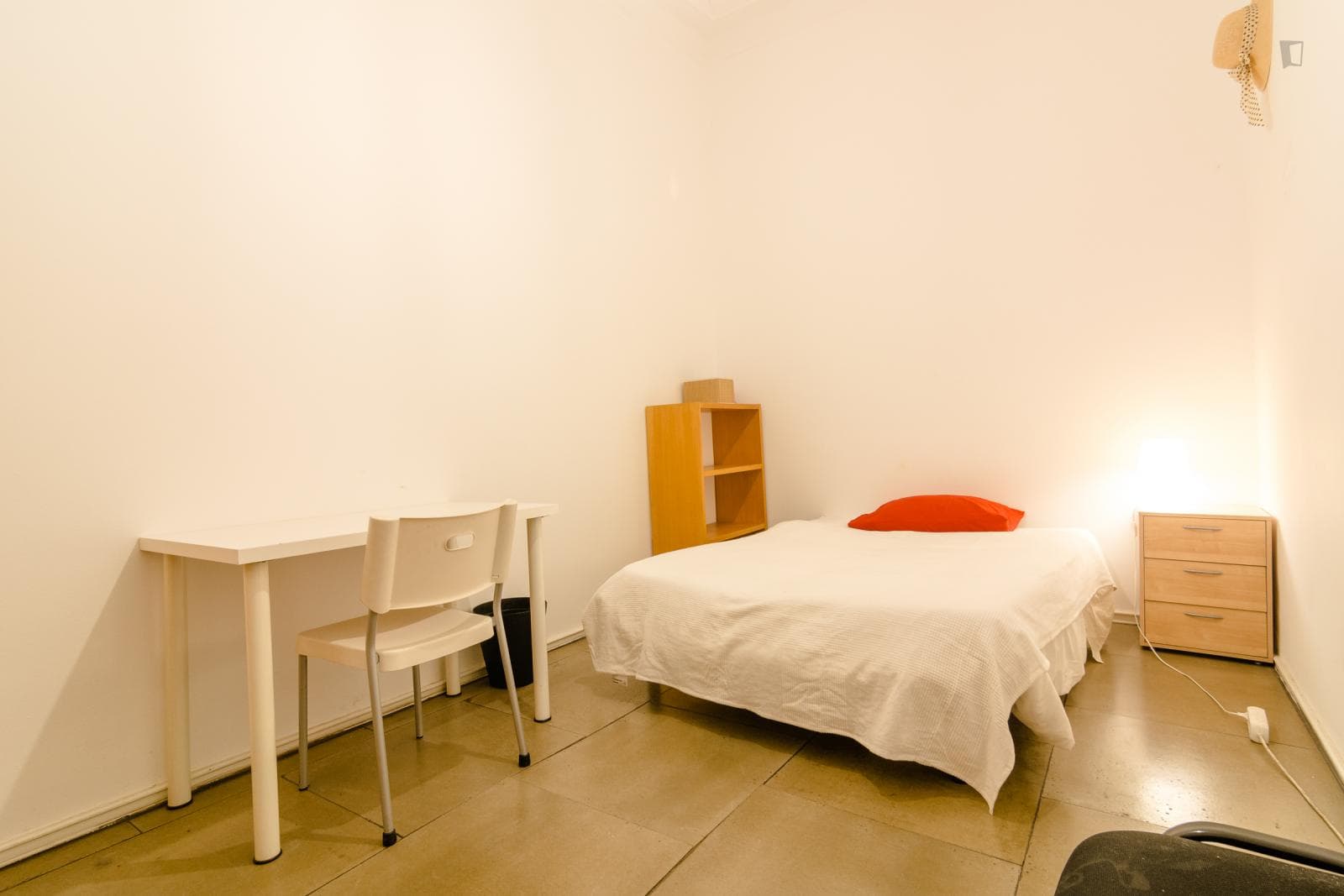 Nice single bedroom in a 10-bedroom flat, near the river photo 1