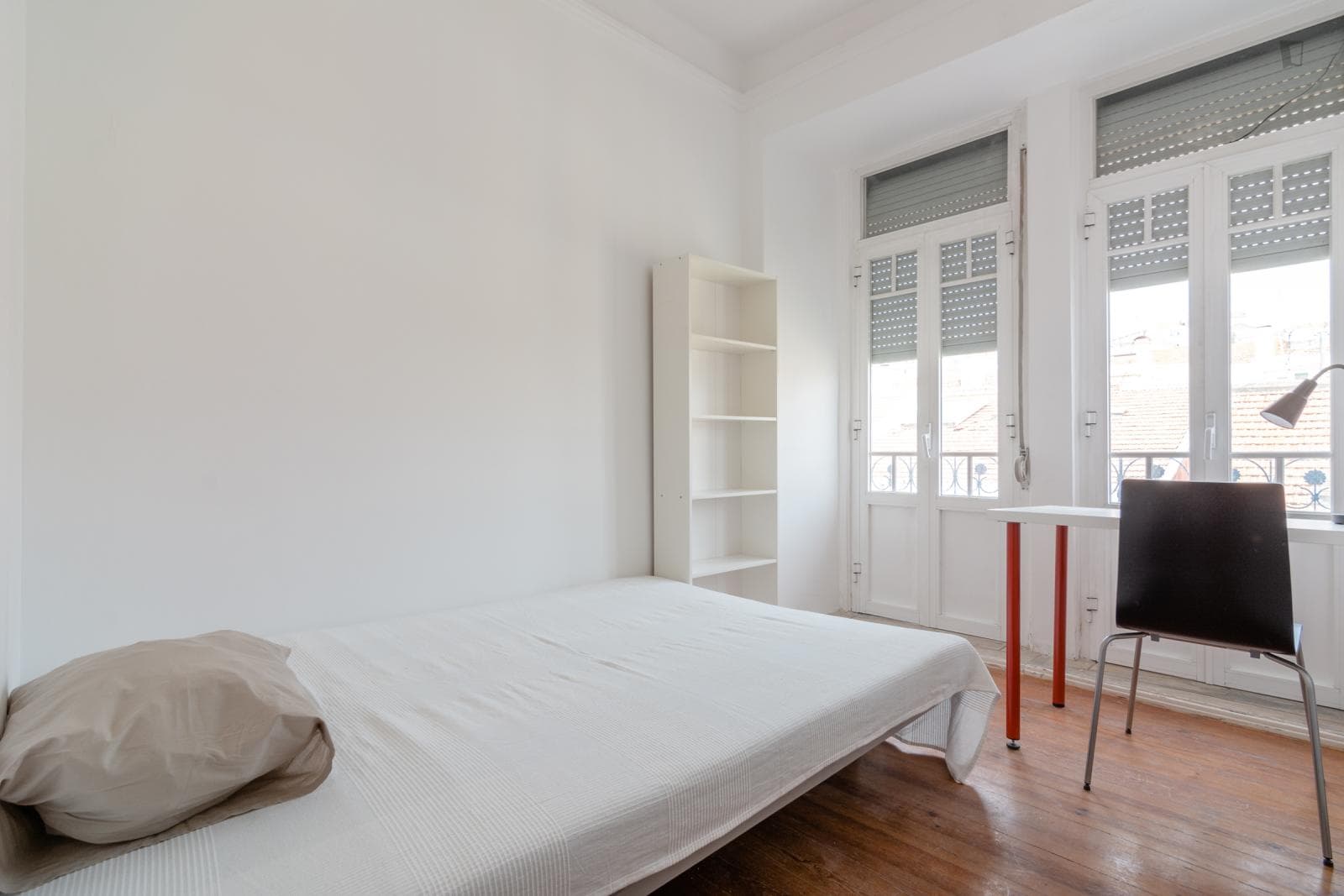 Double bedroom in a 9-bedroom flat near Instituto Superior Técnico photo 1
