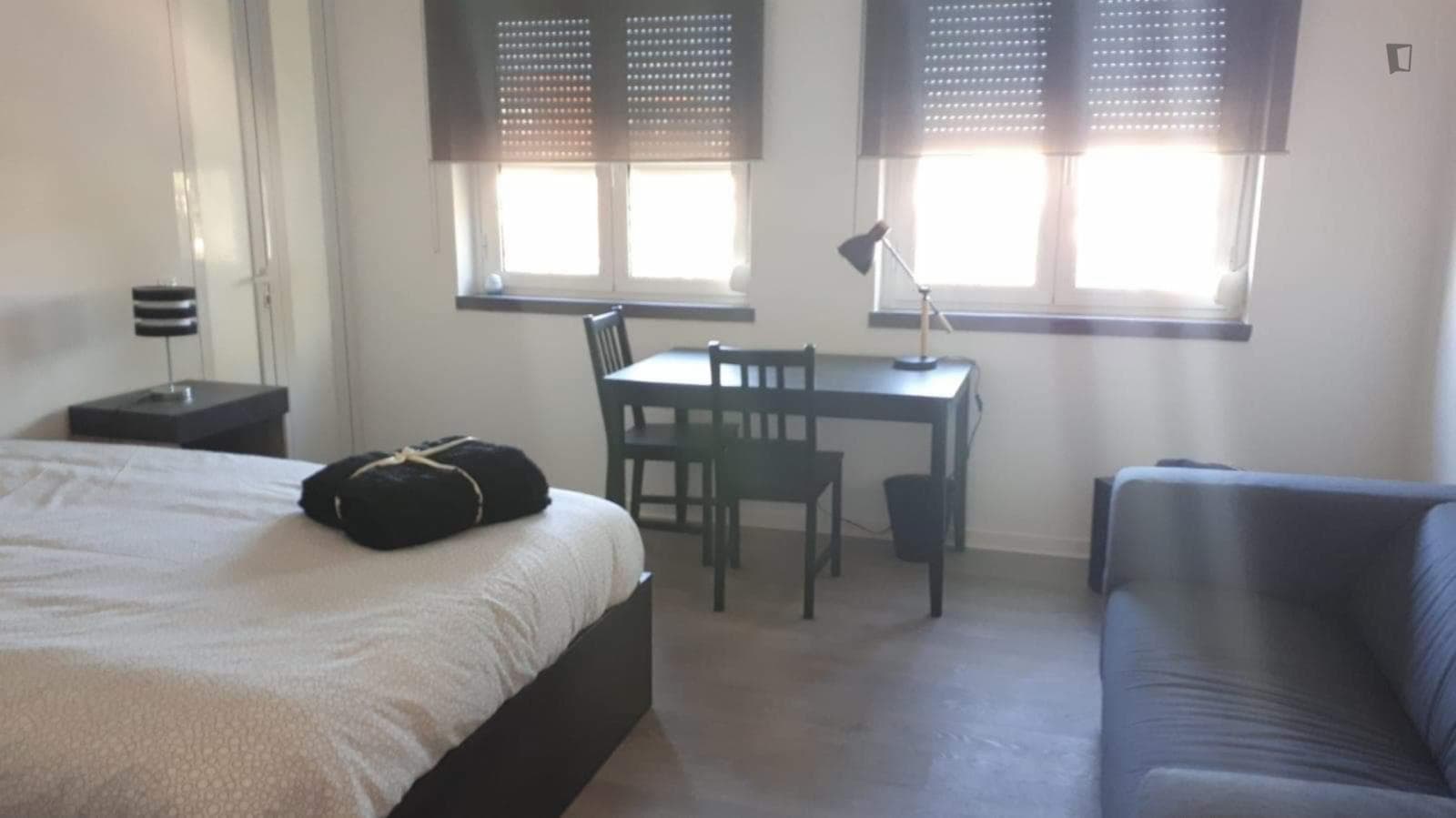 Large double bedroom in Oeiras photo 1