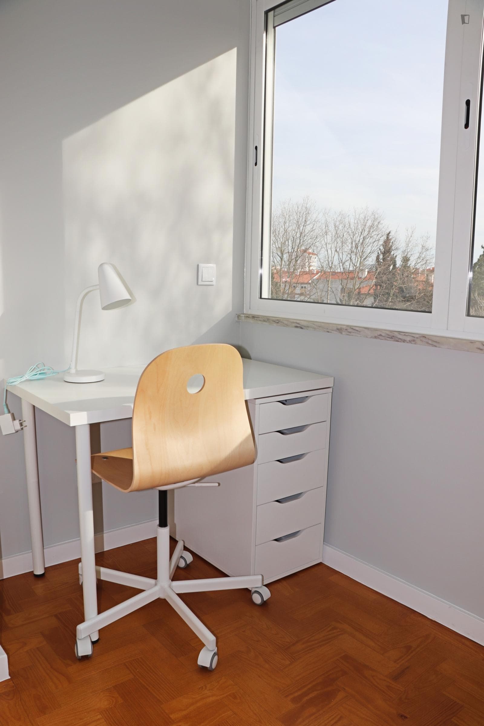 HOUSING PORTUGAL-Single bedroom in renovated 5 bedroom apartment. Room 1 photo 1