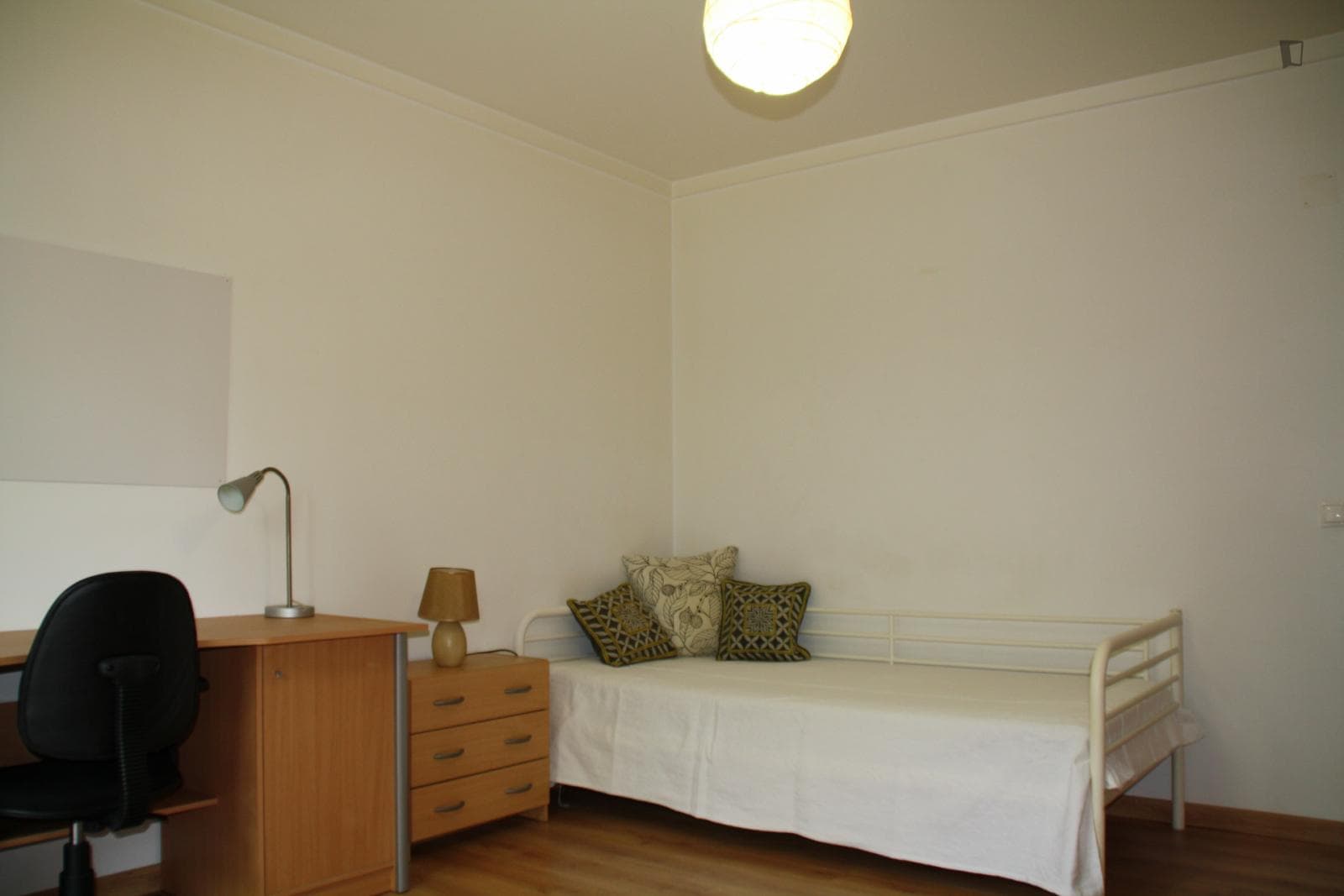 Lovely single bedroom with a balcony, in Caparica photo 1