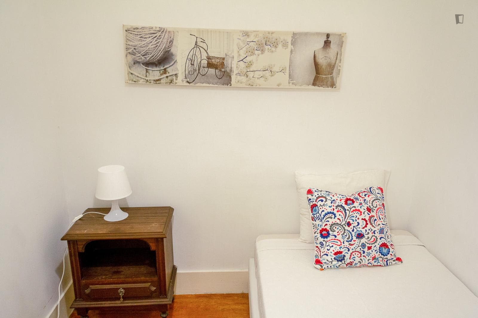Quarto de solteiro nas Amoreiras photo 1