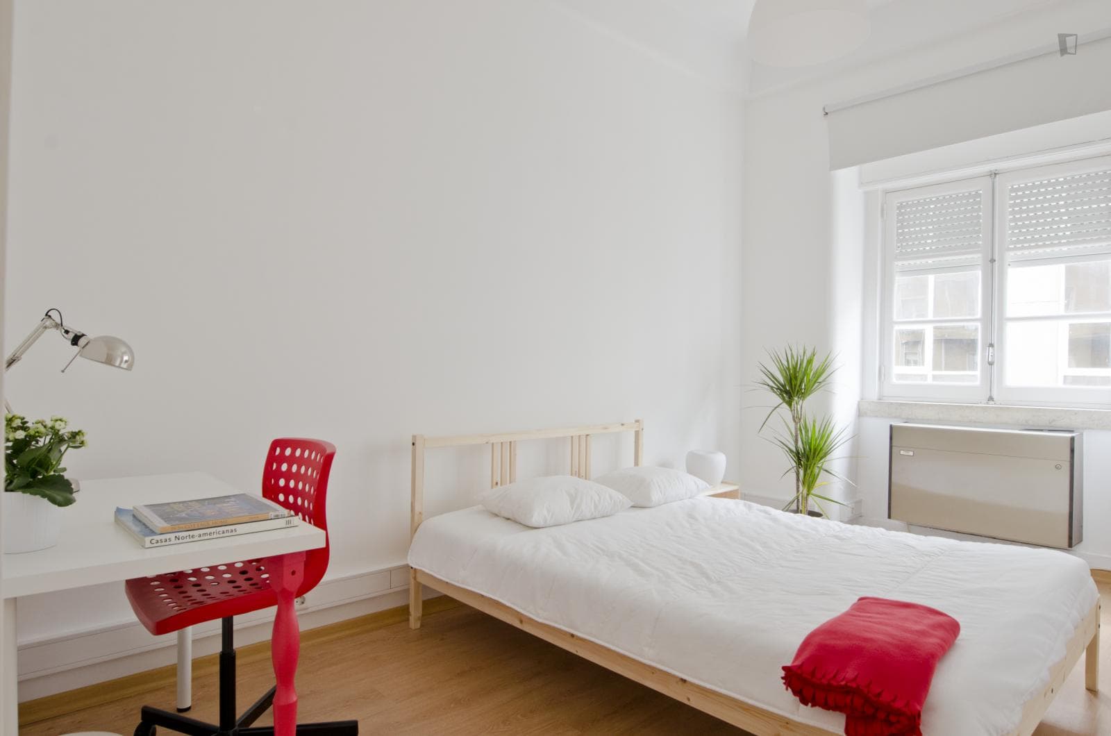 Alluring double bedroom near Campo Pequeno metro station photo 1