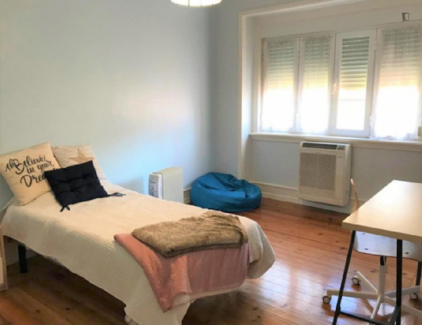 Adorable single bedroom close to IST photo 1