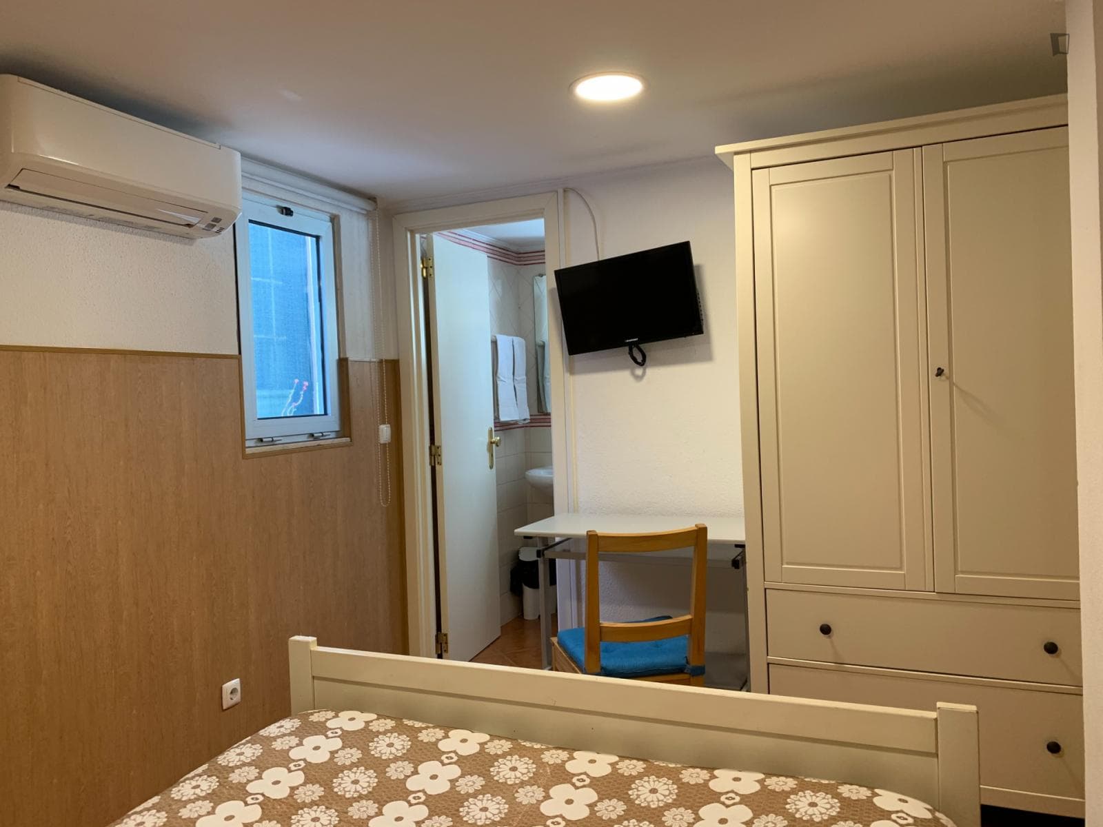 Neat double ensuite bedroom in Benfica photo 1