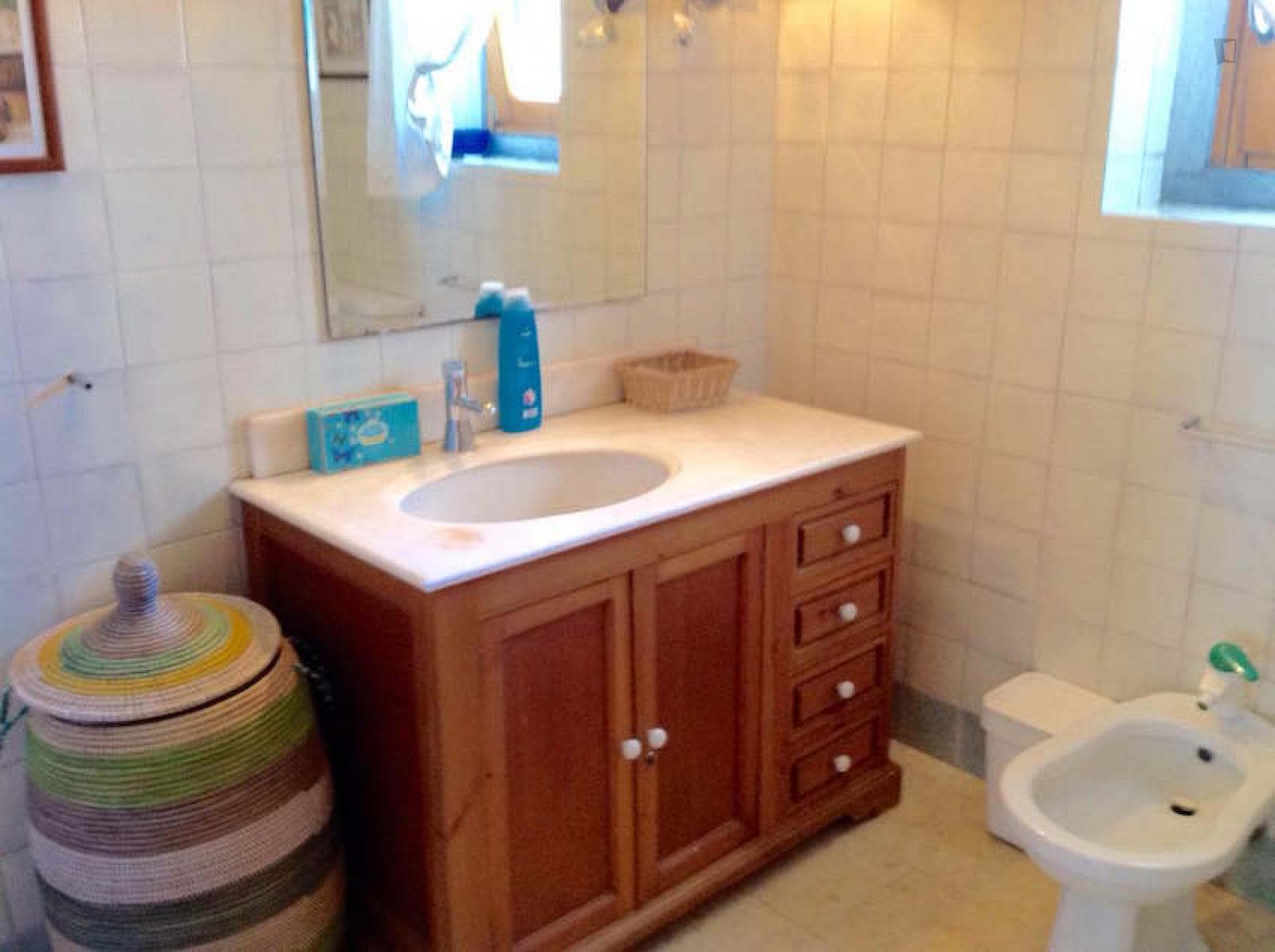 Single bedroom in 4-bedroom house photo 1