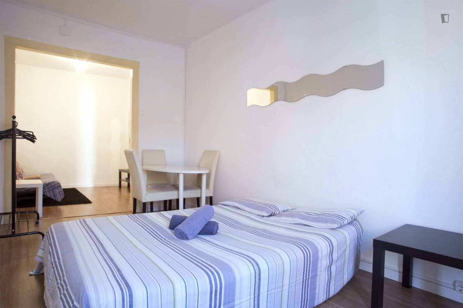 Double bedroom in 4-bedroom apartment photo 1