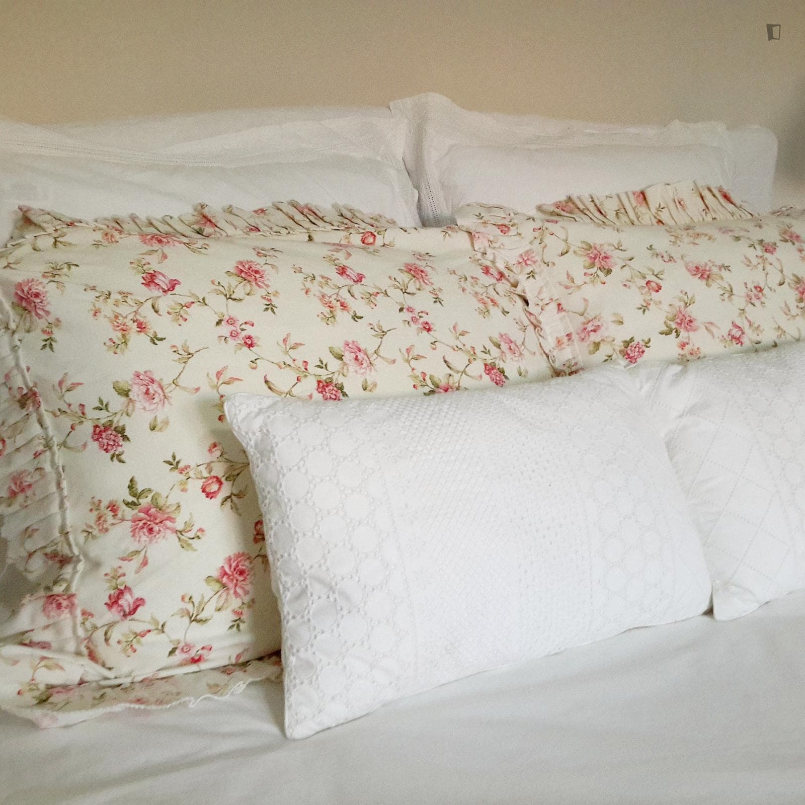 Nice bedroom in Estoril photo 1