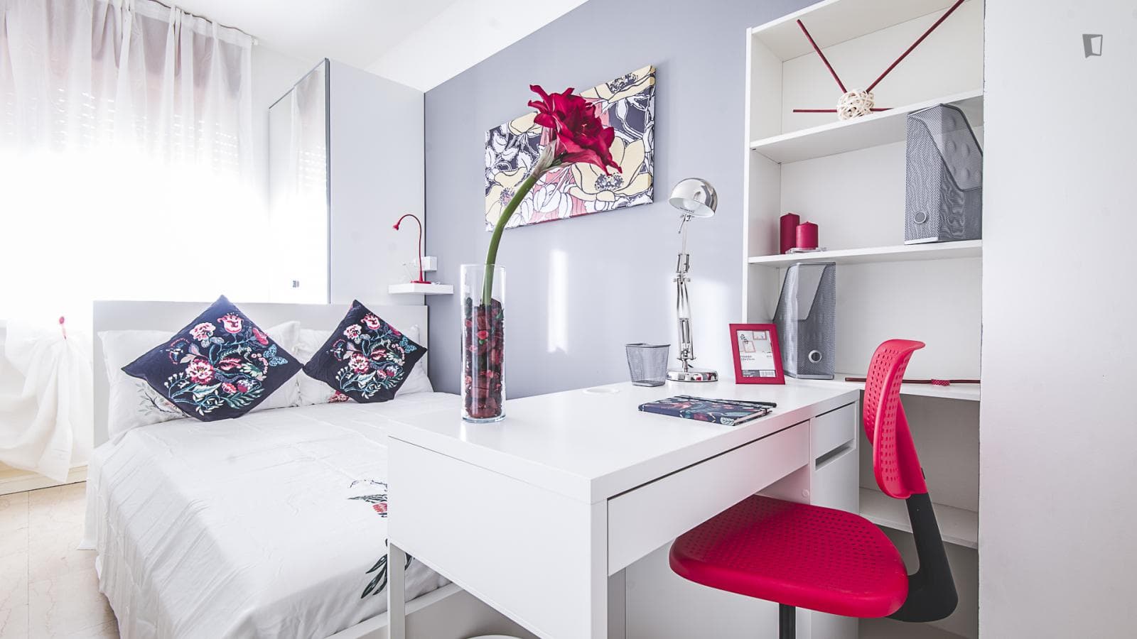 Cosy double bedroom in a 3-bedroom flat photo 1