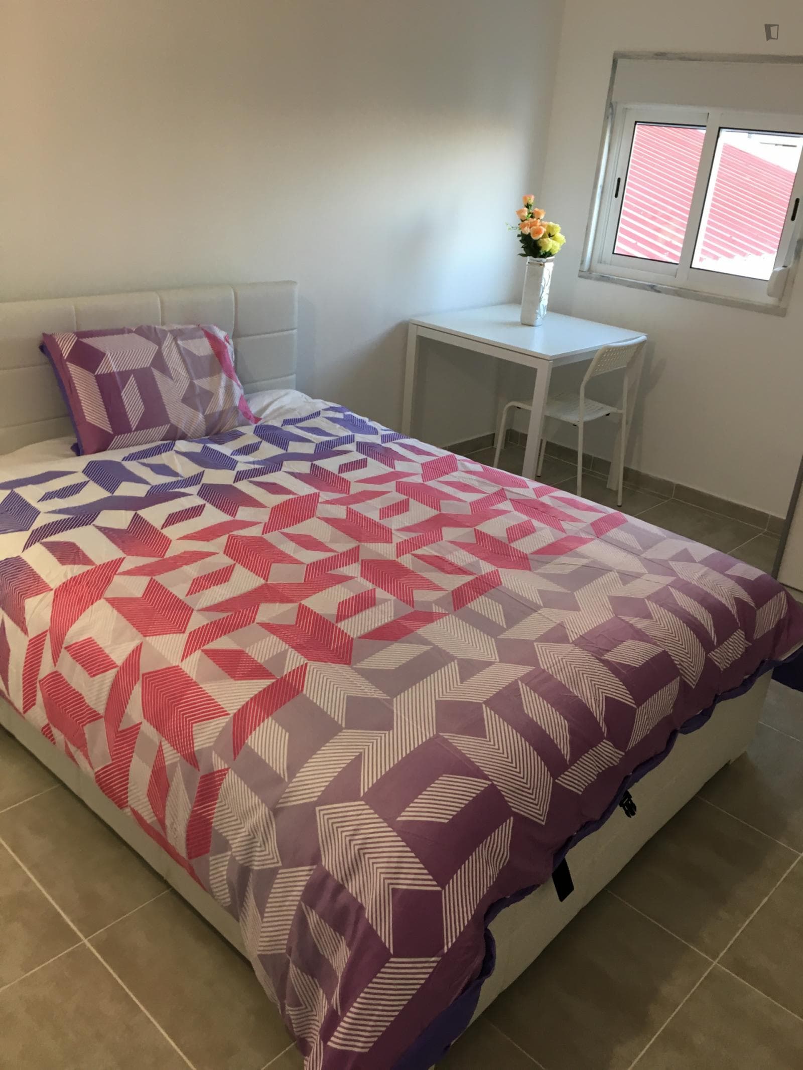 Bedroom close to subway station – Lisbon - Female Students Residence photo 1