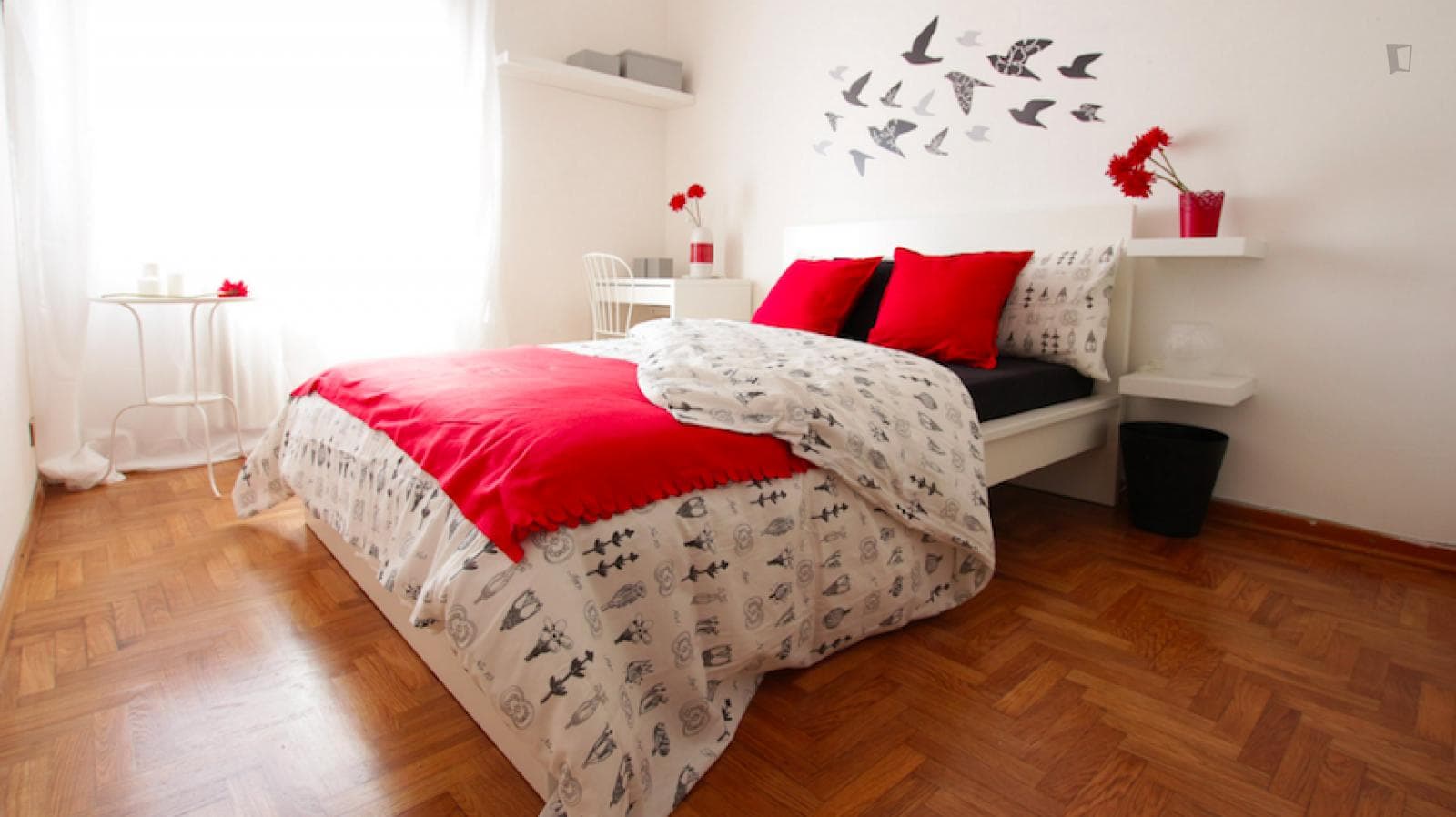 Super comfy double bedroom near the Port Romana train station photo 1