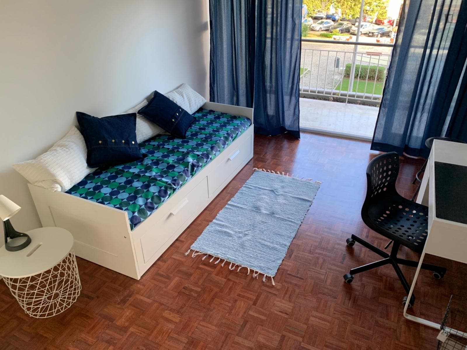 Single modern bedroom with a balcony access. photo 1