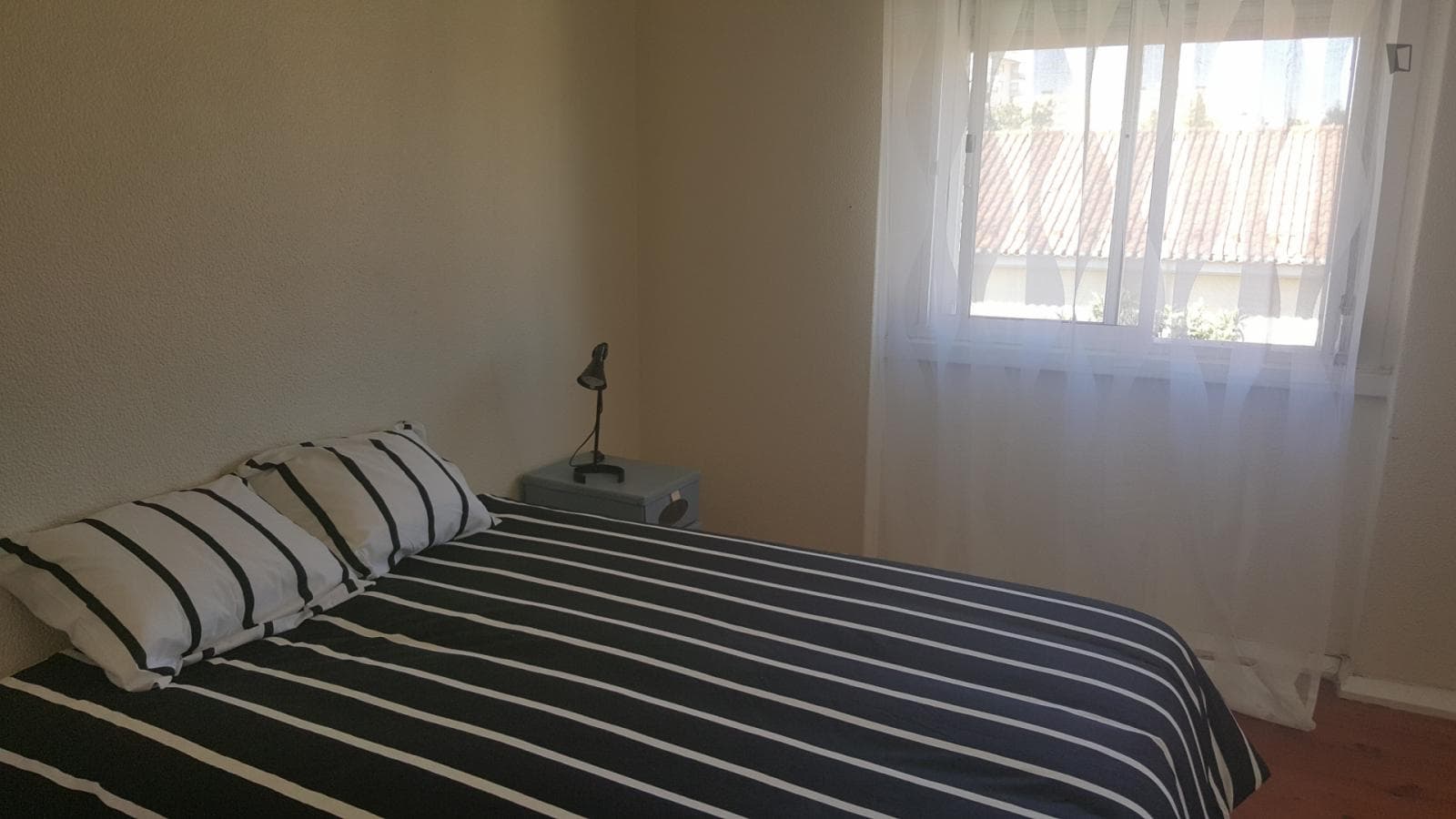 Nice and spacious double bedroom in Alvalade photo 1