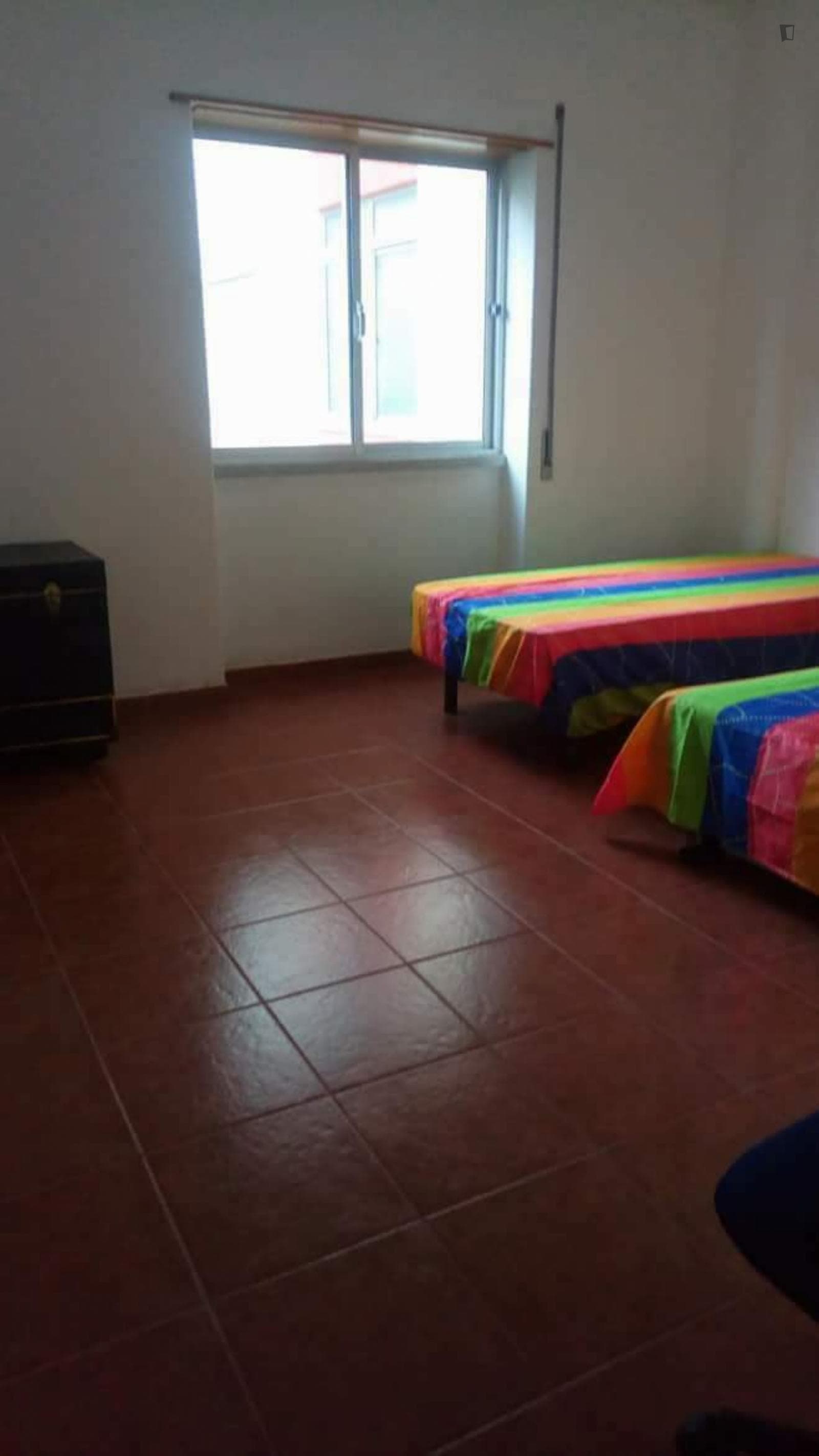 Nice and cosy twin bedroom in Amadora photo 1