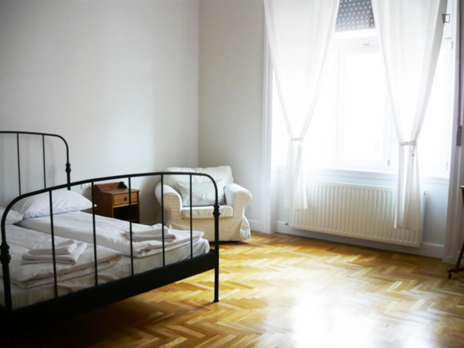 Bright 2-bedrooms apartment near Budapest Eye photo 1