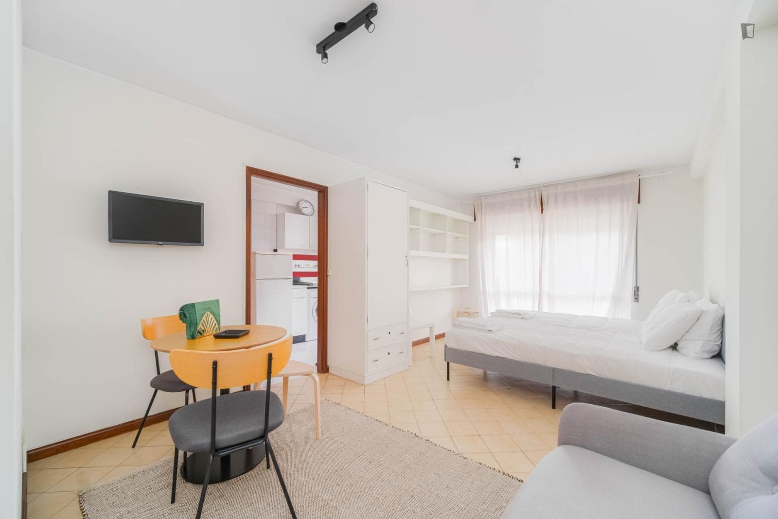 Studio in the city centre, with equiped kitchen and balcony photo 1