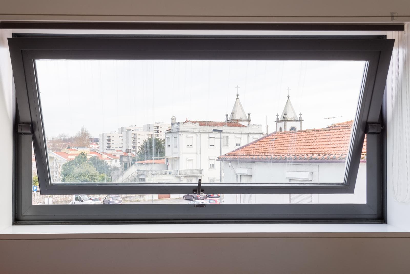 Single bedroom, with balcony, in 4-bedroom house photo 1