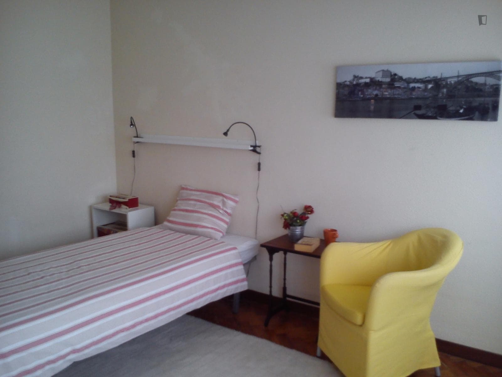 Comfy twin bedroom with a balcony in Paranhos photo 1