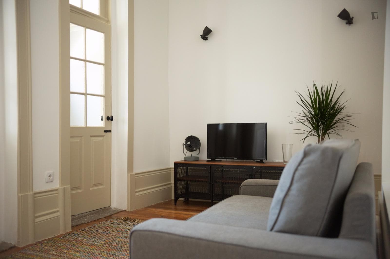 Bright 1-bedroom apartment with private balcony overlooking a shared garden photo 1