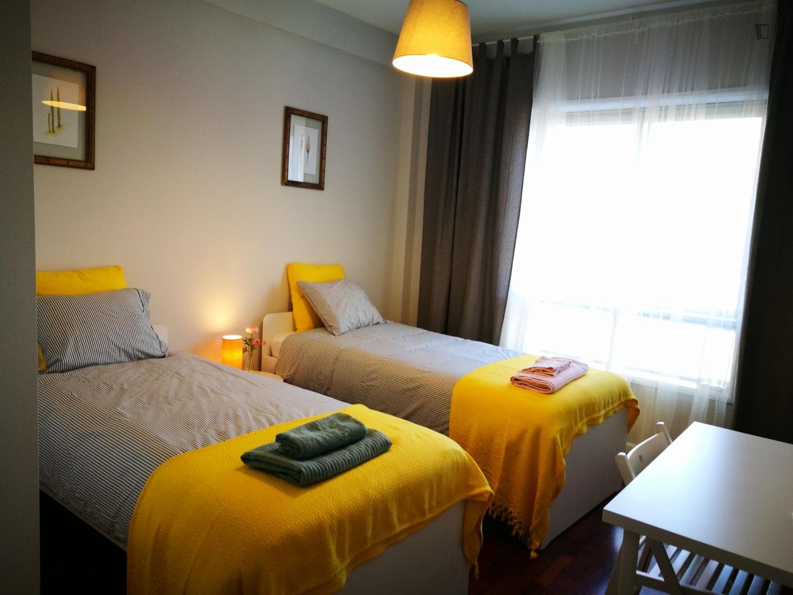 Twin bedroom, with private bathroom photo 1