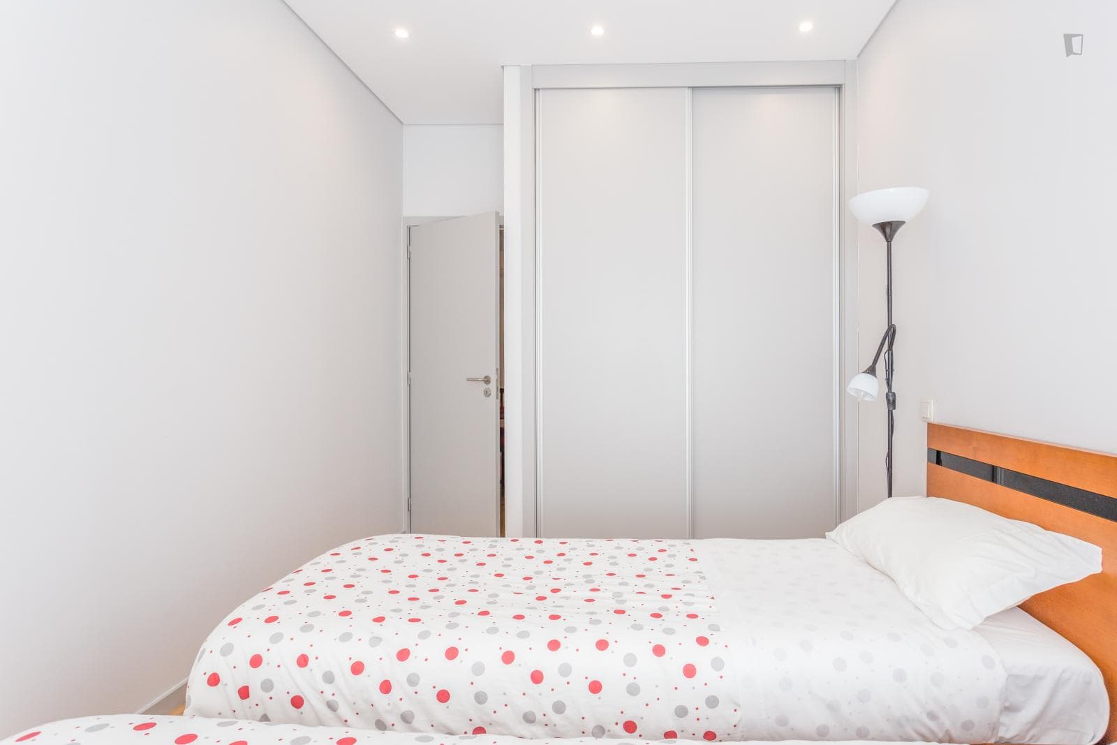 Good looking 1-bedroom apartment right next to ESMAE - Escola Superior de Música, Artes e Espectáculo photo 1