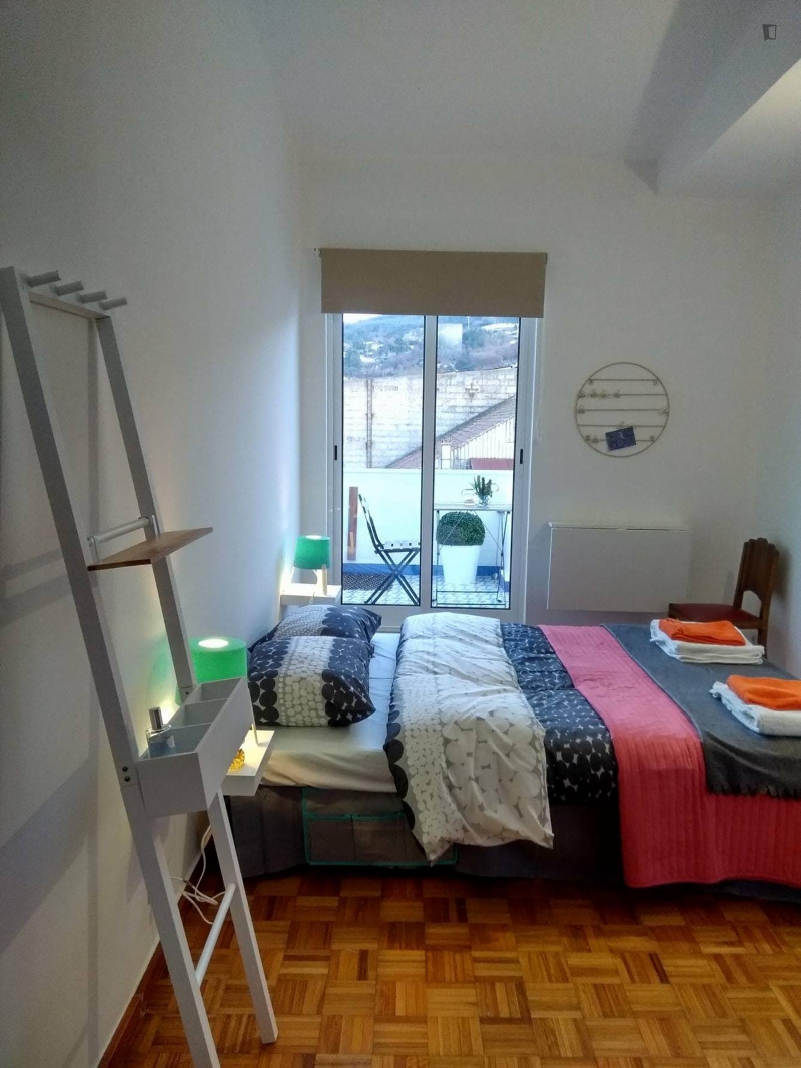 Double bedroom in a 3-bedroom apartment near Alameda metro station photo 1