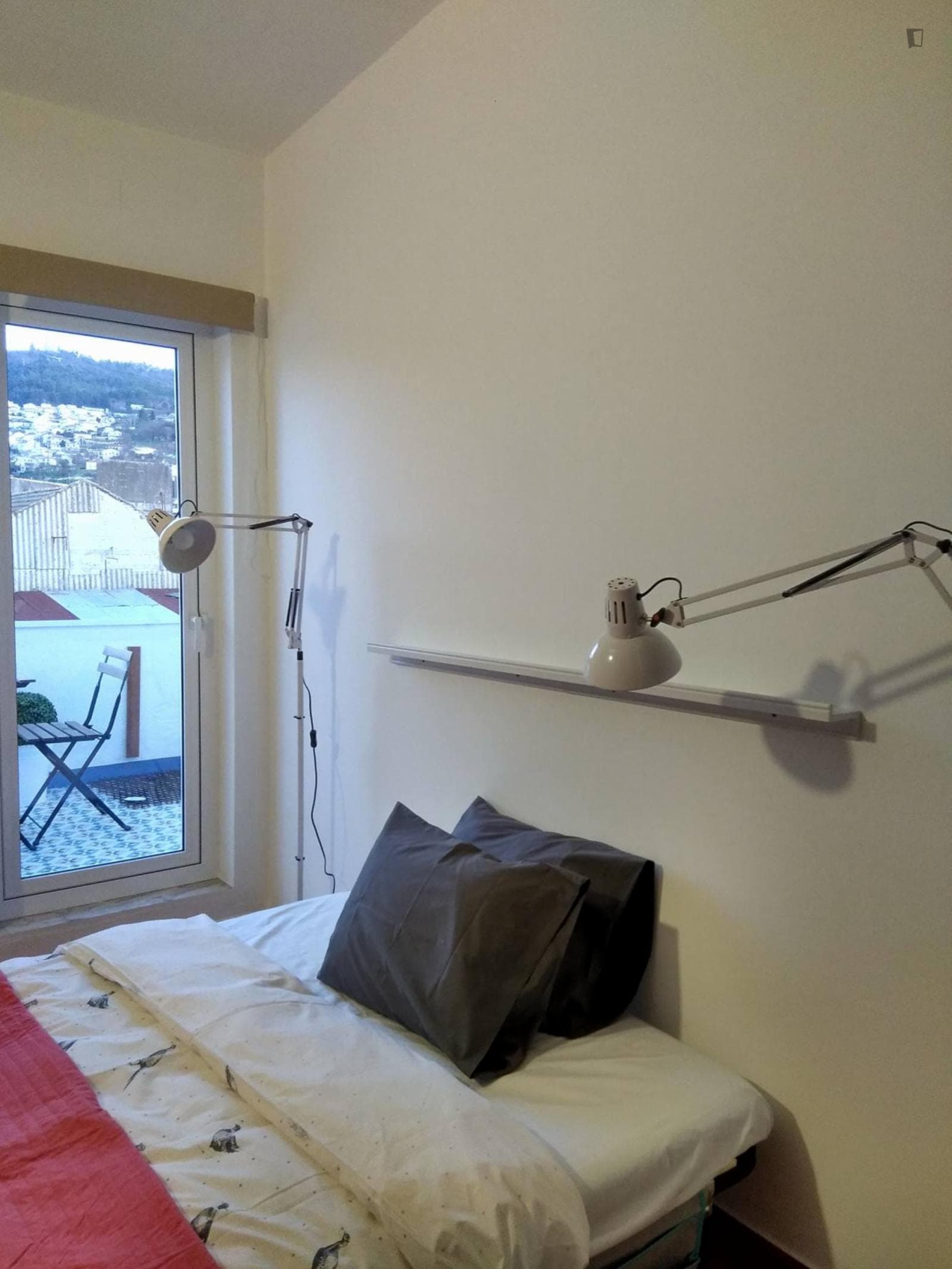 Double bedroom, with private bathroom and balcony, in 3-bedroom apartment photo 1